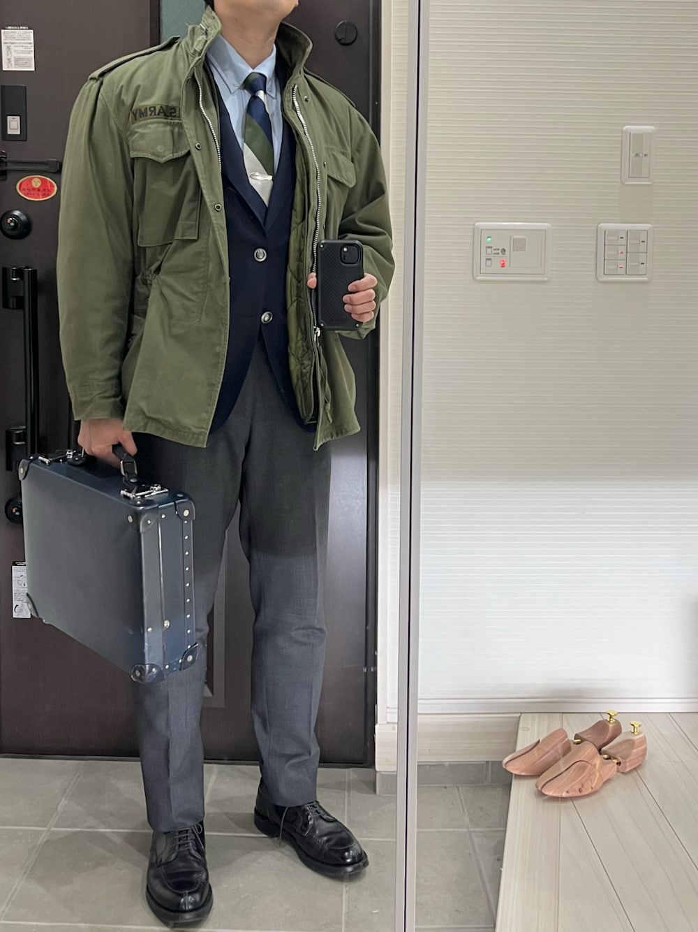「M65、ミリタリージャケット、ミリタリー、ブレザー、スラックス、オフィスカジュアル、革靴、アメカジ、冬コーデ、春コーデ、グリーン、トラッド、クラシカル、オトナカジュアル、テーラードジャケット」｜「BERWICHのBERWICH / 別注 SCOTCH ハウンドトゥース 2プリーツ スラックス（スラックス、グレー系）」を使った、Chrisさん（メンズ・181cm）の冬コーディネートの1枚目の写真