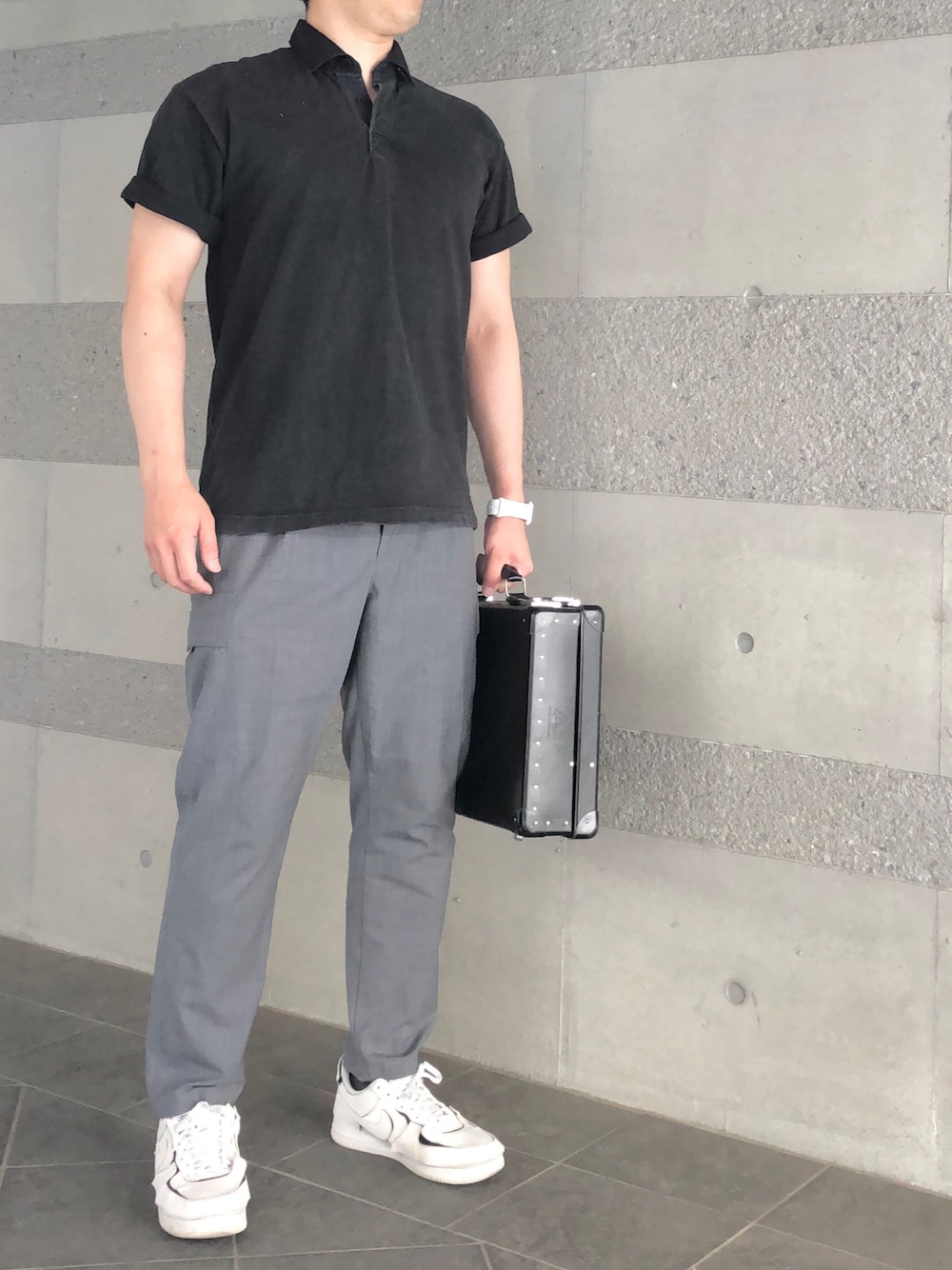 「半袖シャツ、シャツスタイル、シャツ、カーゴパンツ、スラックス、白スニーカー、モノクロ、オトナカジュアル、大人カジュアル、古着、きれいめカジュアル、キレイめ、春夏コーデ、春、春コーデ」｜「UNITED ARROWSのアイテム（カーゴパンツ、グレー系）」を使った、Chrisさん（メンズ・181cm）の春コーディネートの1枚目の写真