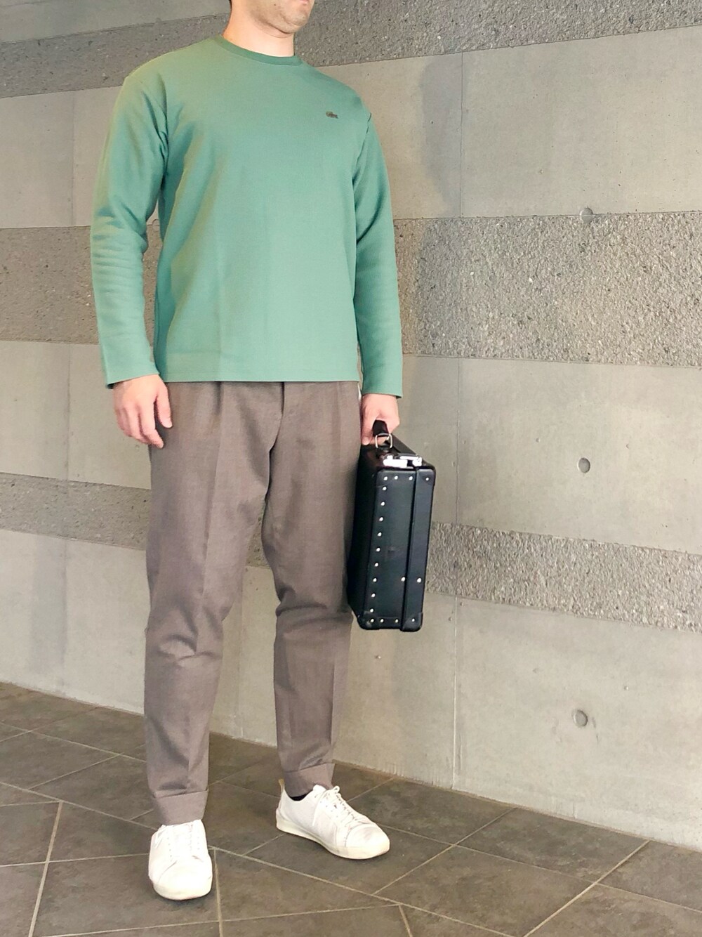 「春コーデ、春、春色、パステルカラー、スラックス、白スニーカー、スニーカー、きれいめカジュアル、キレイめ、オトナカジュアル、大人カジュアル、春服、淡色コーデ、春カラー、大人コーデ」｜「PT01の◎PT01 / COVA FIT ウールサキソニー 1プリーツスラックス（スラックス、ブラウン系）」を使った、Chrisさん（メンズ・181cm）の春コーディネートの1枚目の写真