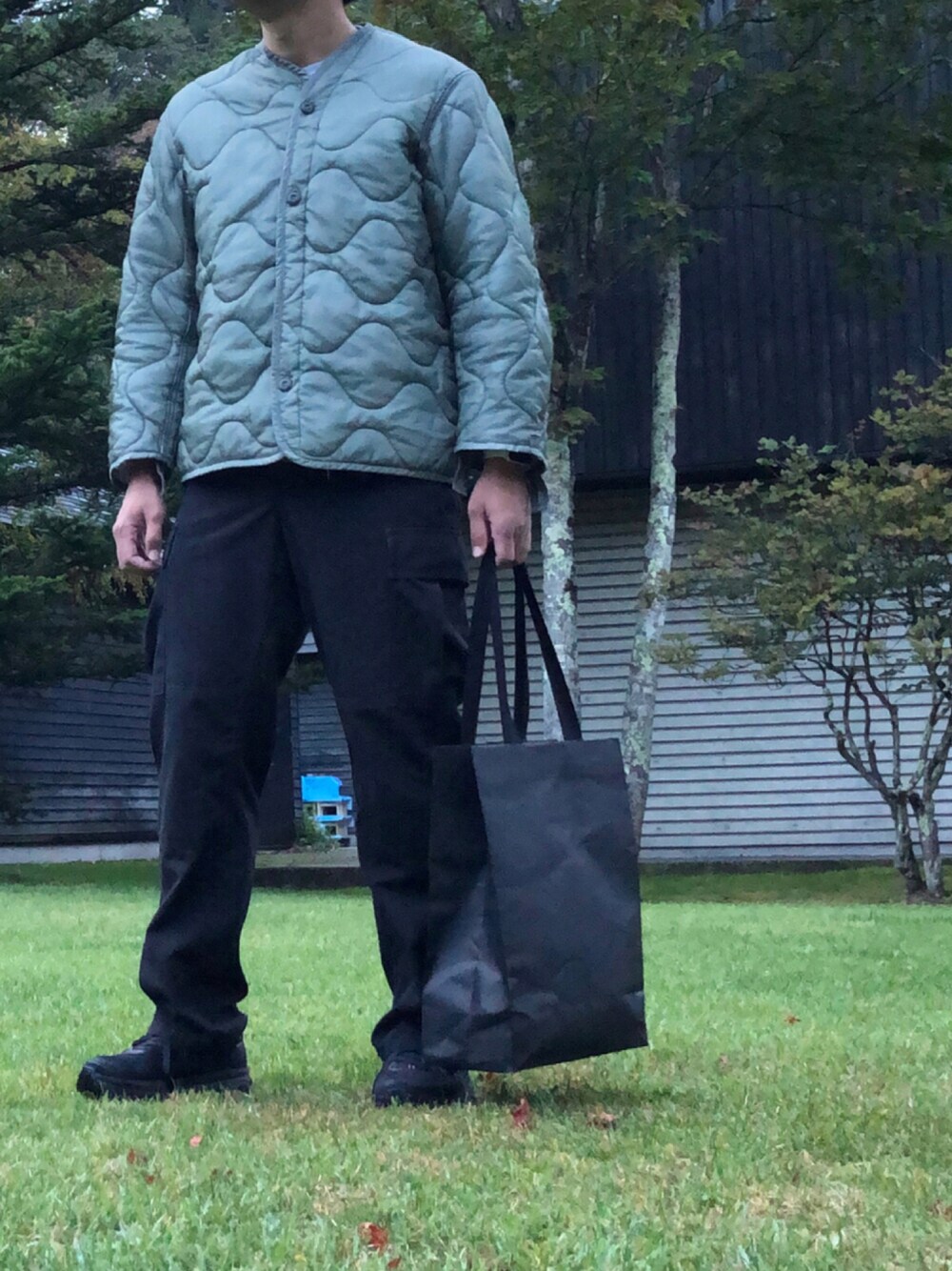 「スニーカー、ミリタリー、ブラック、アウトドアスタイル、M65、秋のコーデ、スニーカーコーデ、カーゴパンツ、ミリタリージャケット、きれいめカジュアル、シンプルコーデ、秋服、黒パンツ、黒スニーカー」｜「U.S. ARMYのアイテム（カーゴパンツ、ブラック系）」を使った、Chrisさん（メンズ・181cm）の秋コーディネートの1枚目の写真