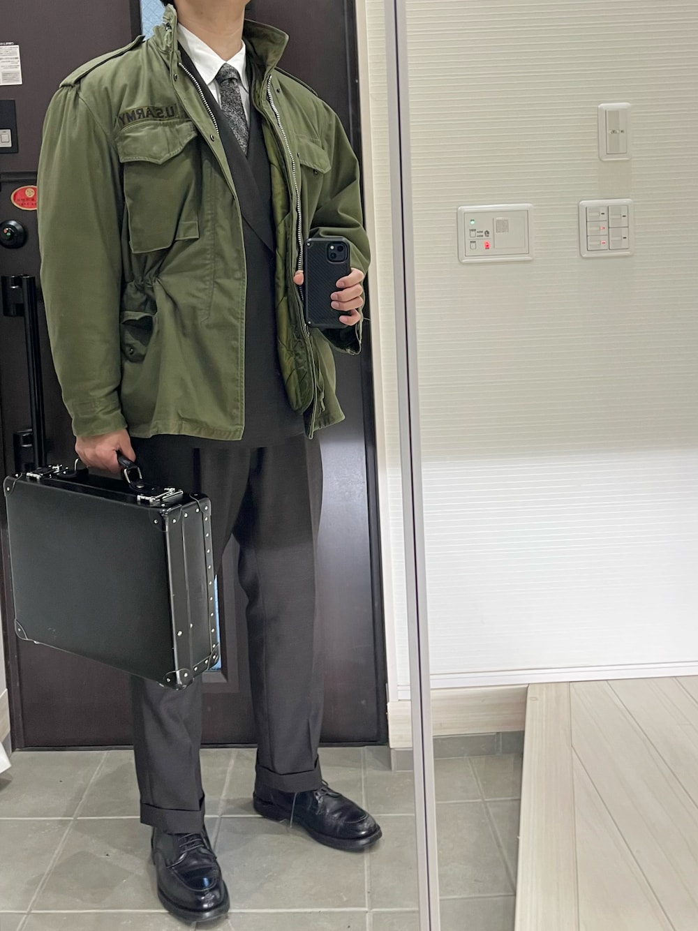 「スーツスタイル、スーツ、セットアップ、革靴、M65、ミリタリー、ミリタリージャケット、アースカラー、ブラウン、グリーン、トラッド、クラシカル、冬アウター、冬コーデ、テーラードジャケット」｜「GLOBE-TROTTERのアイテム（ビジネスバッグ、ブラック系）」を使った、Chrisさん（メンズ・181cm）の冬コーディネートの1枚目の写真