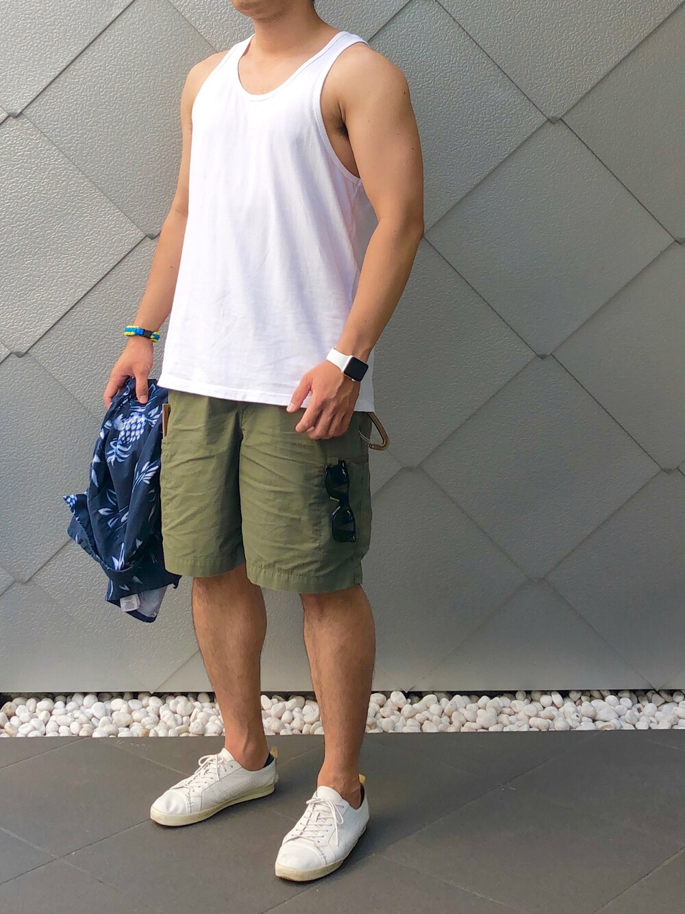 「夏コーデ、夏、タンクトップ、カーゴパンツ、ハーフパンツ、ミリタリー、スニーカー、柄シャツ、白スニーカー、スニーカーコーデ、カジュアル、カジュアルコーデ、涼しい、アメカジ、リラックススタイル」｜「Good Onのアイテム（タンクトップ、ホワイト系）」を使った、Chrisさん（メンズ・181cm）の夏コーディネートの1枚目の写真