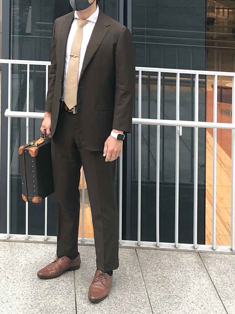 「春夏コーデ、キレイめ、スーツスタイル、スーツ、ネクタイ、ジャケット、ブラウン、革靴、フォーマル、仕事着、夏コーデ、夏、リネン、アースカラー、スラックス」｜「オーダーメイド@ナポリのアイテム（スーツセット、ブラウン系）」を使った、Chrisさん（メンズ・181cm）の夏コーディネートの1枚目の写真