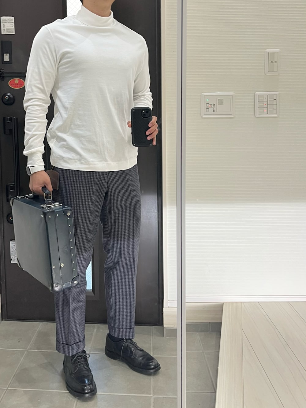 「タートルネック、タートルネックカットソー、白Tシャツ、スラックス、革靴、アメカジ、きれいめカジュアル、キレイめ、オフィスカジュアル、オフィススタイル、オトナカジュアル、秋冬コーデ、冬コーデ、トラッド、クラシカル」｜「SLOANEのアイテム（Tシャツ/カットソー、ホワイト系）」を使った、Chrisさん（メンズ・181cm）の冬コーディネートの1枚目の写真
