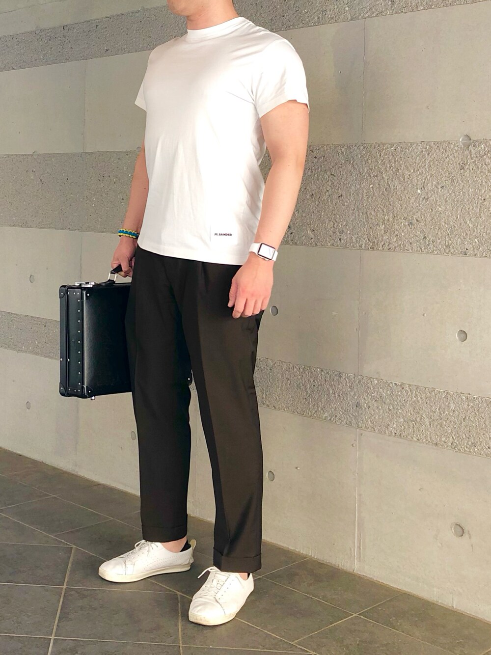 「白スニーカー、白Tシャツ、Tシャツ、スラックス、きれいめカジュアル、キレイめ、オトナカジュアル、大人カジュアル、春コーデ、春、春夏コーデ、シンプルスタイル、シンプル、ブラウン、ホワイト」｜「オーダーメイド@ナポリのアイテム（スーツセット、ブラウン系）」を使った、Chrisさん（メンズ・181cm）の春コーディネートの1枚目の写真