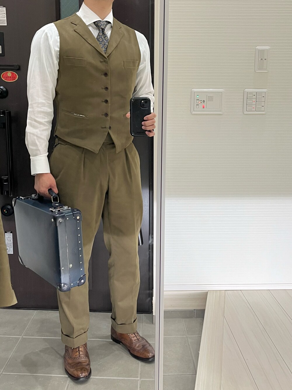 「シャツ、白シャツ、ネクタイ、ベスト、ベスト×シャツ、スラックス、革靴、フルブローグ、カーキ、グリーン、トラッド、クラシカル、秋コーデ、秋のコーデ、秋冬コーデ」｜「オーダーメイドセットアップのアイテム（スーツセット、グリーン系）」を使った、Chrisさん（メンズ・181cm）の秋コーディネートの1枚目の写真