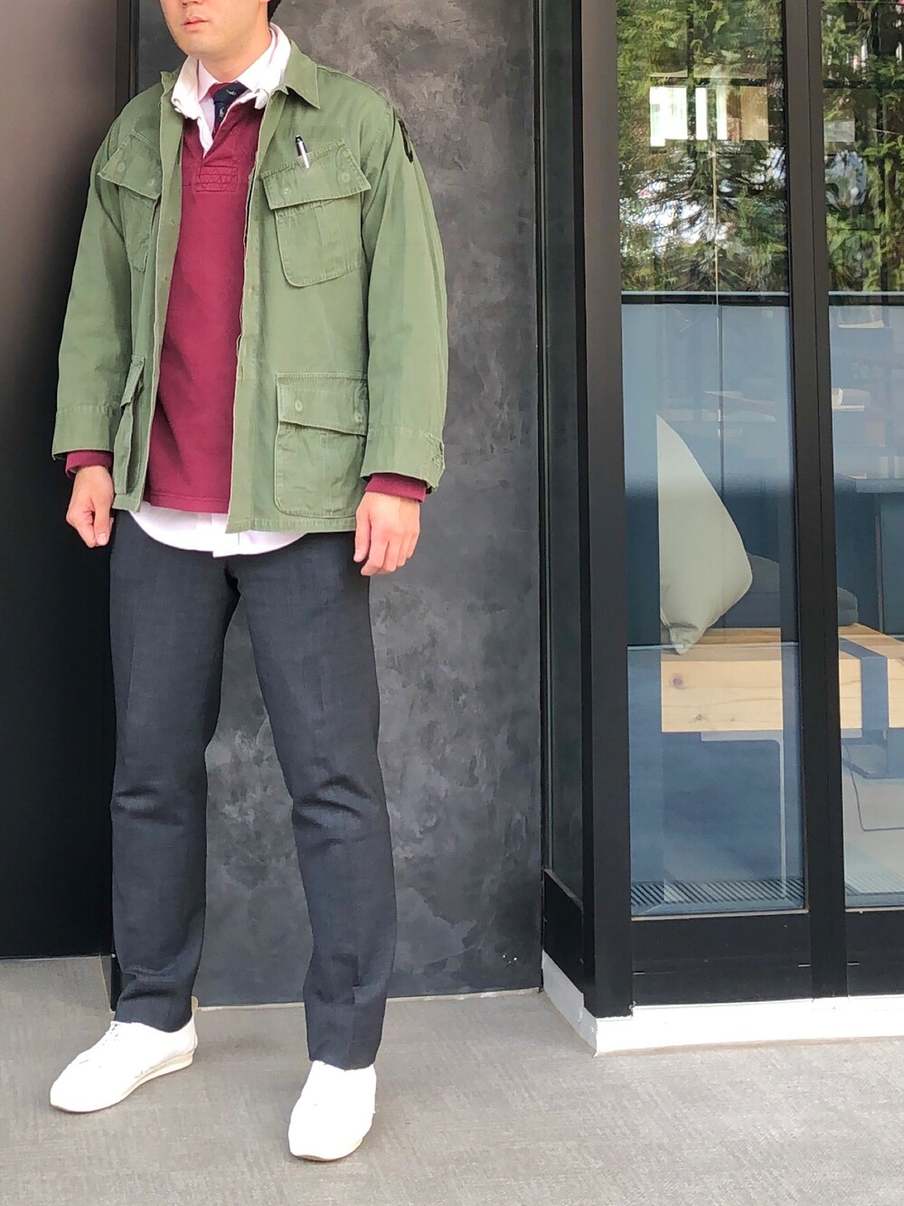 「大人カジュアル、大人コーデ、オトナカジュアル、アースカラー、グリーン、ネクタイ、スニーカー、白スニーカー、スラックス、シャツスタイル、シャツ、ミリタリー、ミリタリージャケット、赤、春コーデ」｜「BERWICHのBERWICH / 別注 SCOTCH ハウンドトゥース 2プリーツ スラックス（スラックス、グレー系）」を使った、Chrisさん（メンズ・181cm）の春コーディネートの1枚目の写真