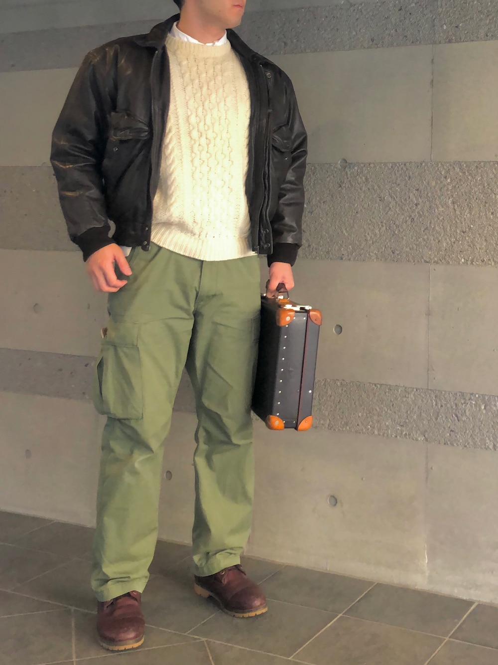 「レザー、レザージャケット、ニット、チャンキーニット、シャツ、カーゴパンツ、A-2、ミリタリー、ブーツ、秋冬コーデ、冬コーデ、オトナカジュアル、大人カジュアル、古着、革ジャン」｜「Alpha Industriesのアイテム（カーゴパンツ、グリーン系）」を使った、Chrisさん（メンズ・181cm）の冬コーディネートの1枚目の写真