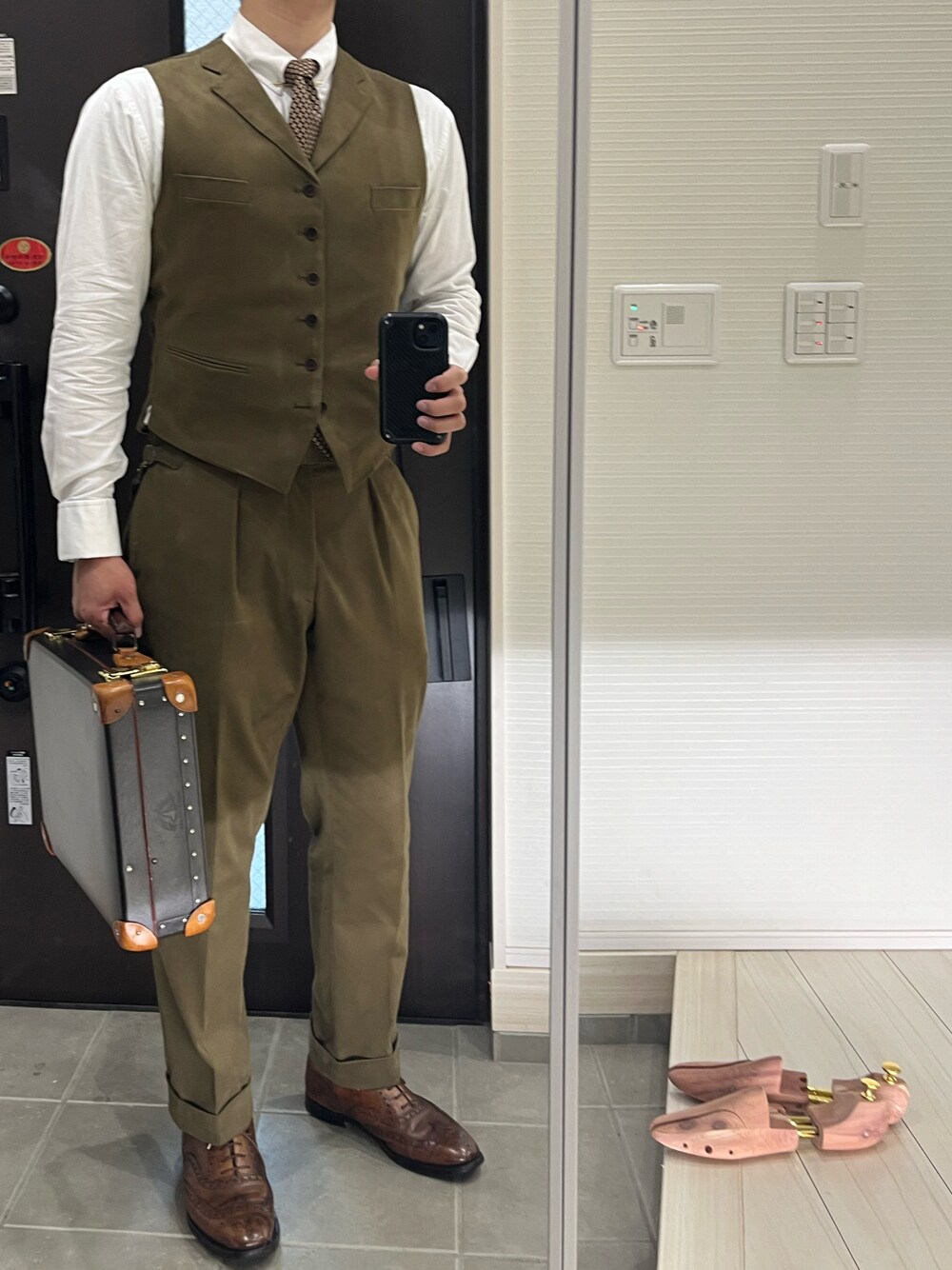 「オフィスカジュアル、オフィススタイル、シャツ、白シャツ、ベスト、ベスト×シャツ、カーキ、スラックス、ブラウン、トラッド、クラシカル、秋コーデ、秋冬コーデ、秋のコーデ、キレイめ」｜「オーダーメイドセットアップのアイテム（スーツセット、グリーン系）」を使った、Chrisさん（メンズ・181cm）の秋コーディネートの1枚目の写真