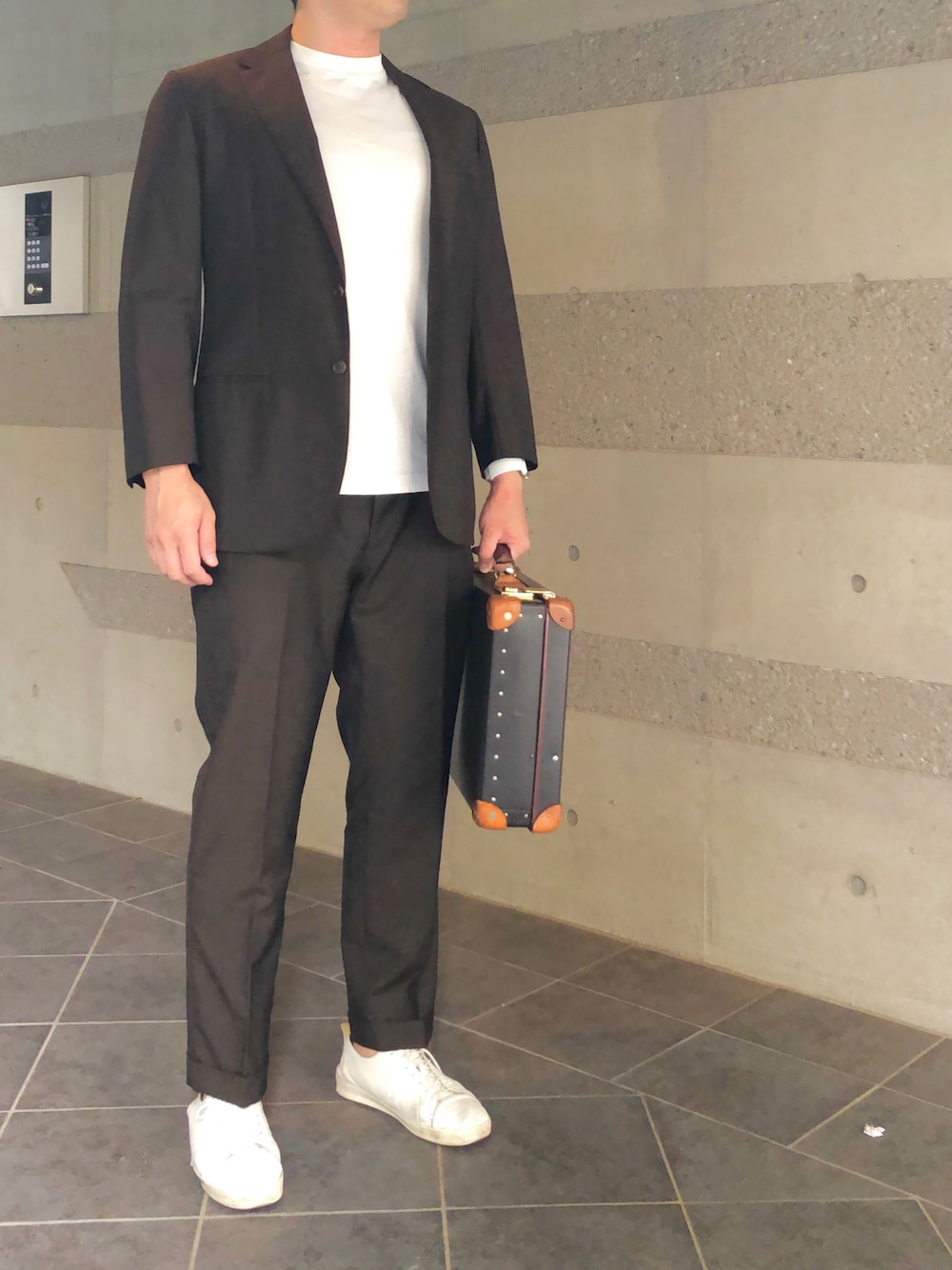 「スーツスタイル、スーツ、ブラウン、白Tシャツ、テーラードジャケット、スラックス、白スニーカー、シンプルコーデ、夏コーデ、夏、きれいめカジュアル、キレイめ、オトナカジュアル、大人カジュアル、アースカラー」｜「オーダーメイド@ナポリのアイテム（スーツセット、ブラウン系）」を使った、Chrisさん（メンズ・181cm）の夏コーディネートの1枚目の写真