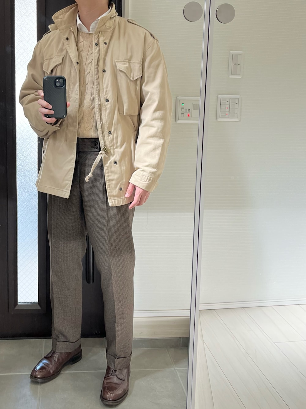 「アメカジ、アメカジコーデ、M65、ミリタリー、ミリタリージャケット、ニット、ケーブルニット、ベージュ、オトナカジュアル、スラックス、革靴、きれいめカジュアル、キレイめ、冬コーデ、秋冬コーデ」｜「オーダーメイドスラックスのアイテム（スラックス、ブラウン系）」を使った、Chrisさん（メンズ・181cm）の冬コーディネートの1枚目の写真
