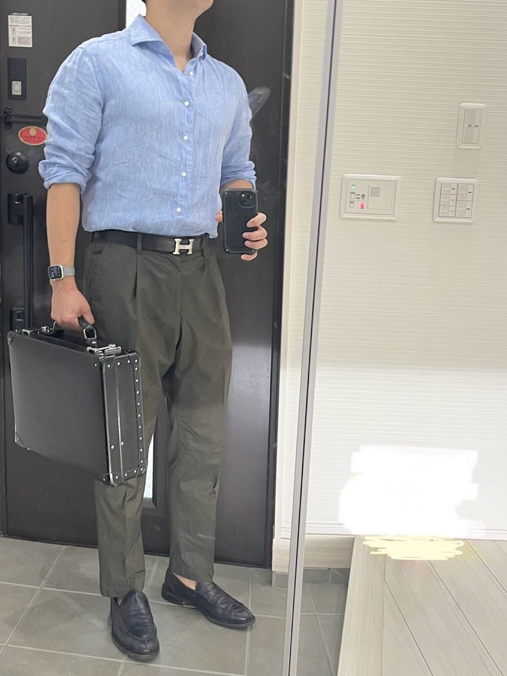 「リネン、リネンシャツ、サックスブルー、ブルーシャツ、ブルー、スラックス、コットン、ローファー、革靴、コインローファー、夏コーデ、夏、きれいめカジュアル、キレイめ、オトナカジュアル」｜「オーダーメイドリネンシャツ(Herdmans)のアイテム（シャツ/ブラウス、ブルー系）」を使った、Chrisさん（メンズ・181cm）の夏コーディネートの1枚目の写真