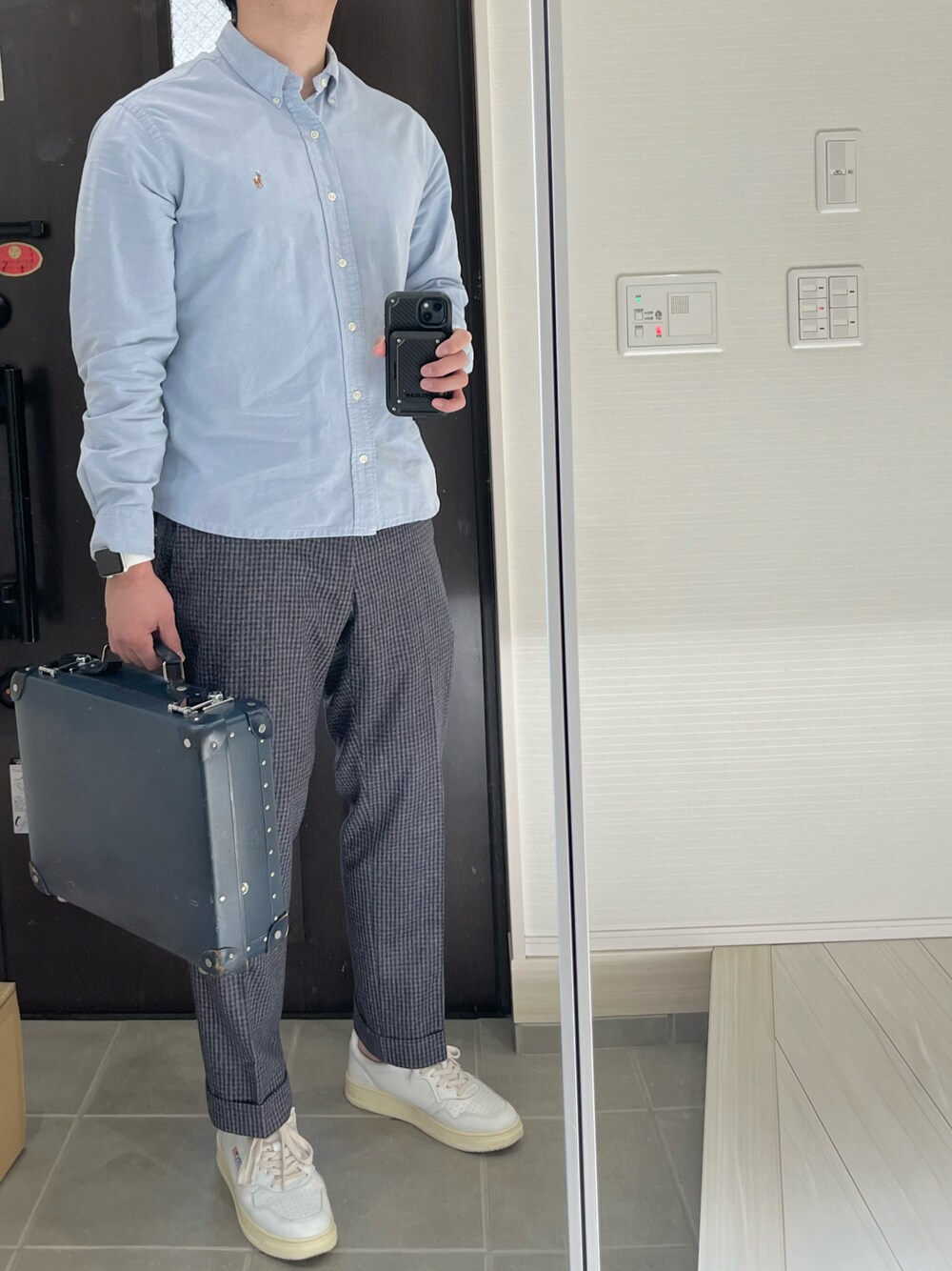 「シャツスタイル、シャツ、スラックス、白スニーカー、スニーカー、スニーカーコーデ、アメカジ、アメカジコーデ、きれいめカジュアル、キレイめ、オトナカジュアル、春コーデ、大人カジュアル、春夏コーデ、春」｜「POLO RALPH LAURENのアイコニック オックスフォード シャツ（シャツ/ブラウス、ブルー系）」を使った、Chrisさん（メンズ・181cm）の春コーディネートの1枚目の写真