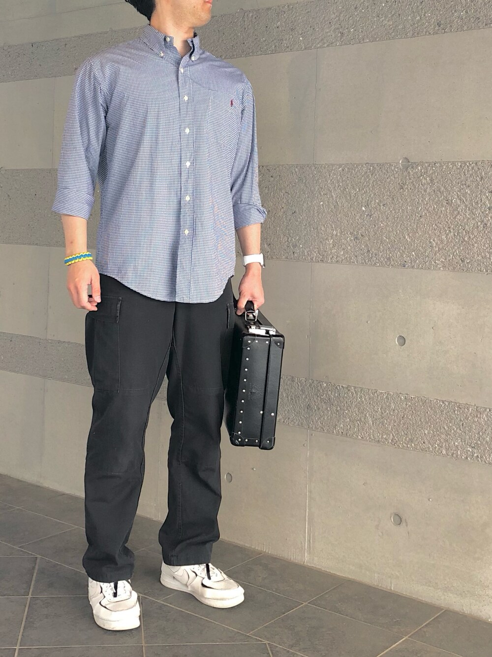 「シャツ、シャツスタイル、チェック、チェックシャツ、カーゴパンツ、ミリタリー、白スニーカー、スニーカー、春コーデ、春、きれいめカジュアル、キレイめ、オトナカジュアル、大人コーデ、大人カジュアル」｜「U.S. Militaryのアイテム（カーゴパンツ、その他）」を使った、Chrisさん（メンズ・181cm）の春コーディネートの1枚目の写真