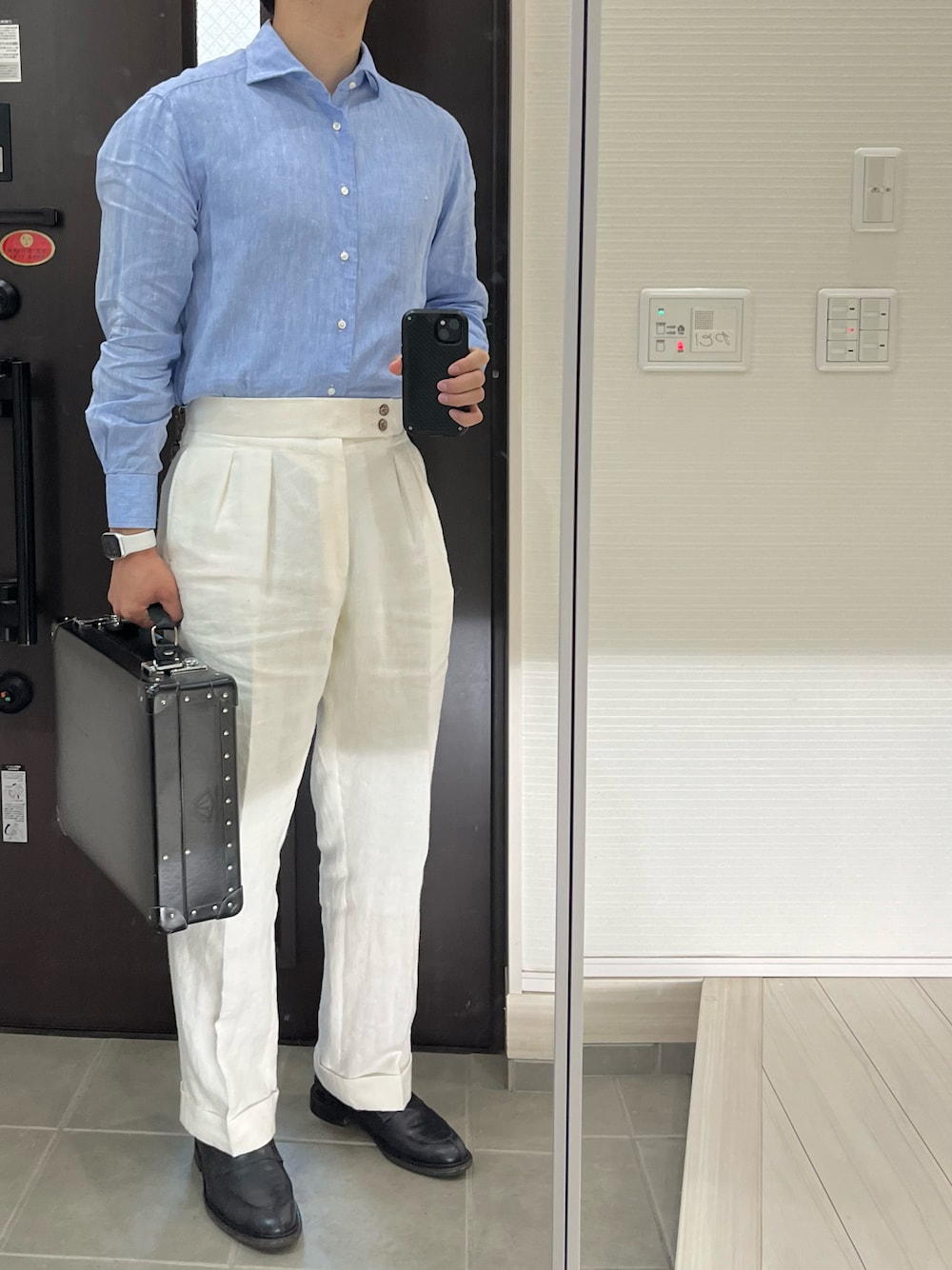 「リネン、リネンパンツ、リネンシャツ、シャツスタイル、シャツ、麻、ローファー、白パンツ、スラックス、オフィススタイル、オフィスカジュアル、夏コーデ、夏、トラッド、きれいめカジュアル」｜「Tricker'sのTricker's M3227 JAMES / LEATHER SOLE / PENNY LOAFER（ローファー、ブラック系）」を使った、Chrisさん（メンズ・181cm）の夏コーディネートの1枚目の写真