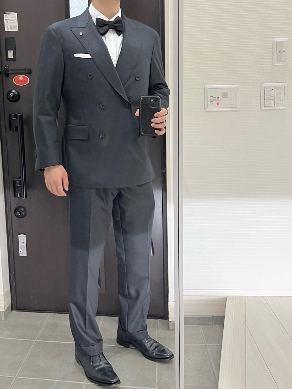 「スーツスタイル、スーツ、ダブルジャケット、グレー、クラシック、トラッド、シンプル、白シャツ、ボウタイ、蝶ネクタイ、シンプルコーデ、スラックス、フォーマル、大人コーデ、クラシカル」｜「オーダーメイドスーツのアイテム（スーツセット、グレー系）」を使った、Chrisさん（メンズ・181cm）の秋コーディネートの1枚目の写真