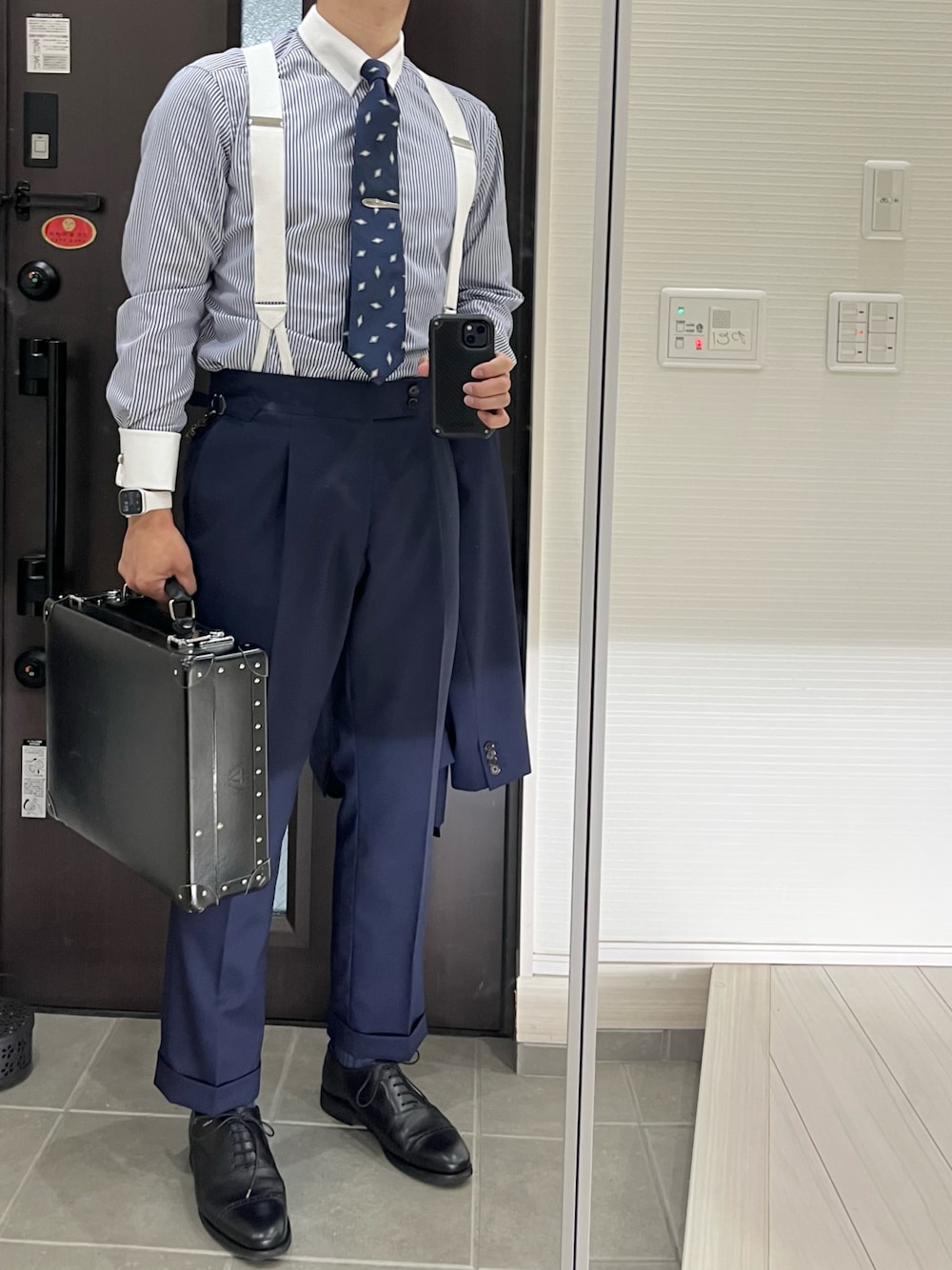 「スーツスタイル、スーツ、スーツコーデ、オフィススタイル、オフィスコーデ、ネイビー、ネイビー×ホワイト、ワントーンコーデ、モノトーン、ストライプシャツ、ネクタイ、サスペンダー、スラックス、夏コーデ、革靴」｜「BERWICHのアイテム（ドレスシューズ、ブラック系）」を使った、Chrisさん（メンズ・181cm）の夏コーディネートの1枚目の写真