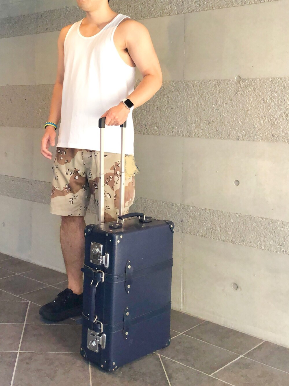 「タンクトップ、迷彩、カモフラ、ハーフパンツ、スニーカー、スニーカーコーデ、夏コーデ、夏、ミリタリー、カジュアル、カジュアルコーデ、ラフ、ラフコーデ、ラフスタイル、古着」｜「Good Onのアイテム（タンクトップ、ホワイト系）」を使った、Chrisさん（メンズ・181cm）の夏コーディネートの1枚目の写真