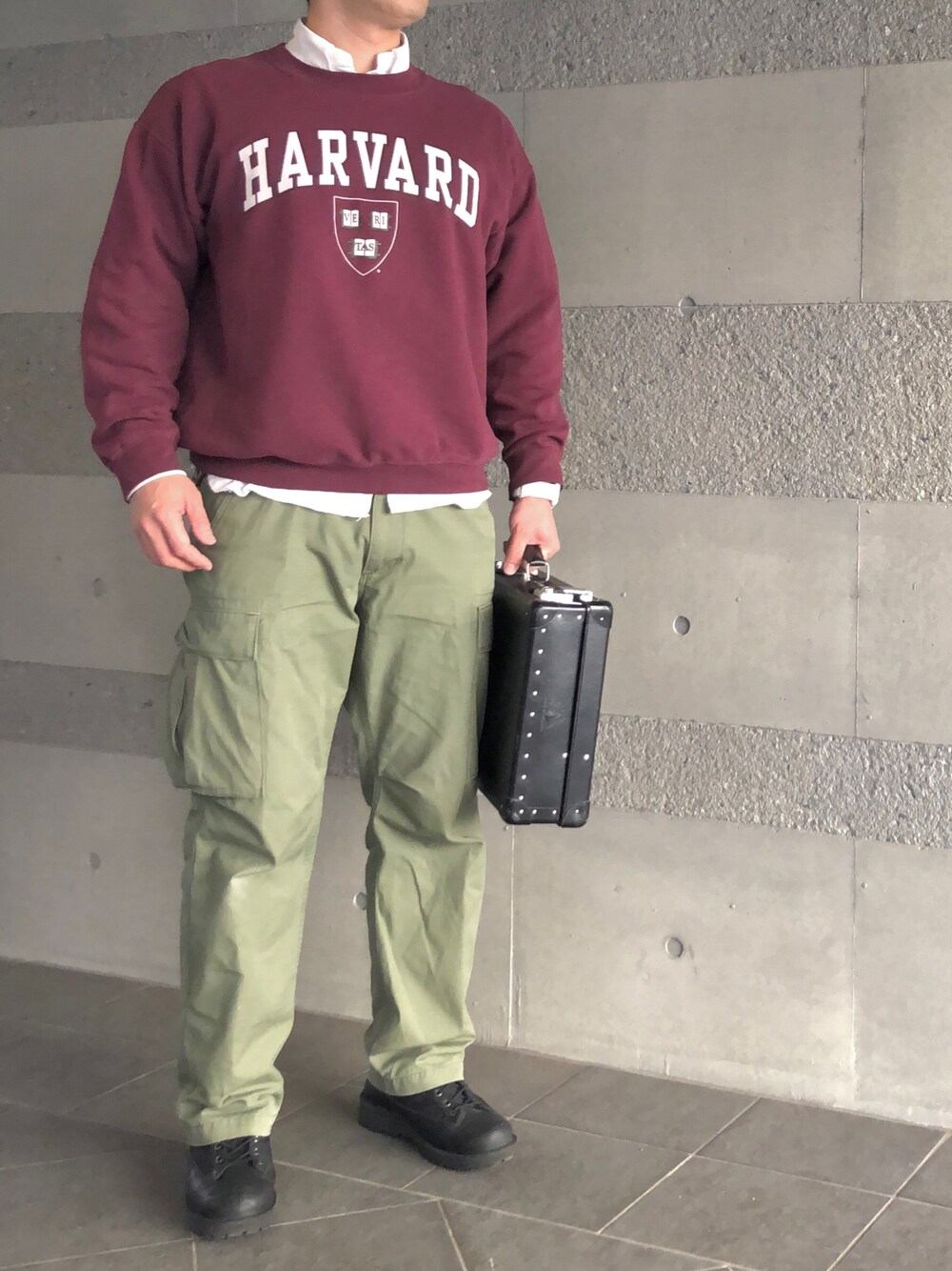 「シャツスタイル、シャツ、スウェット、ロゴスウェット、カーゴパンツ、ミリタリー、ブーツ、冬コーデ、きれいめカジュアル、キレイめ、オトナカジュアル、大人カジュアル、古着、秋冬コーデ、パープル」｜「Alpha Industriesのアイテム（カーゴパンツ、グリーン系）」を使った、Chrisさん（メンズ・181cm）の冬コーディネートの1枚目の写真