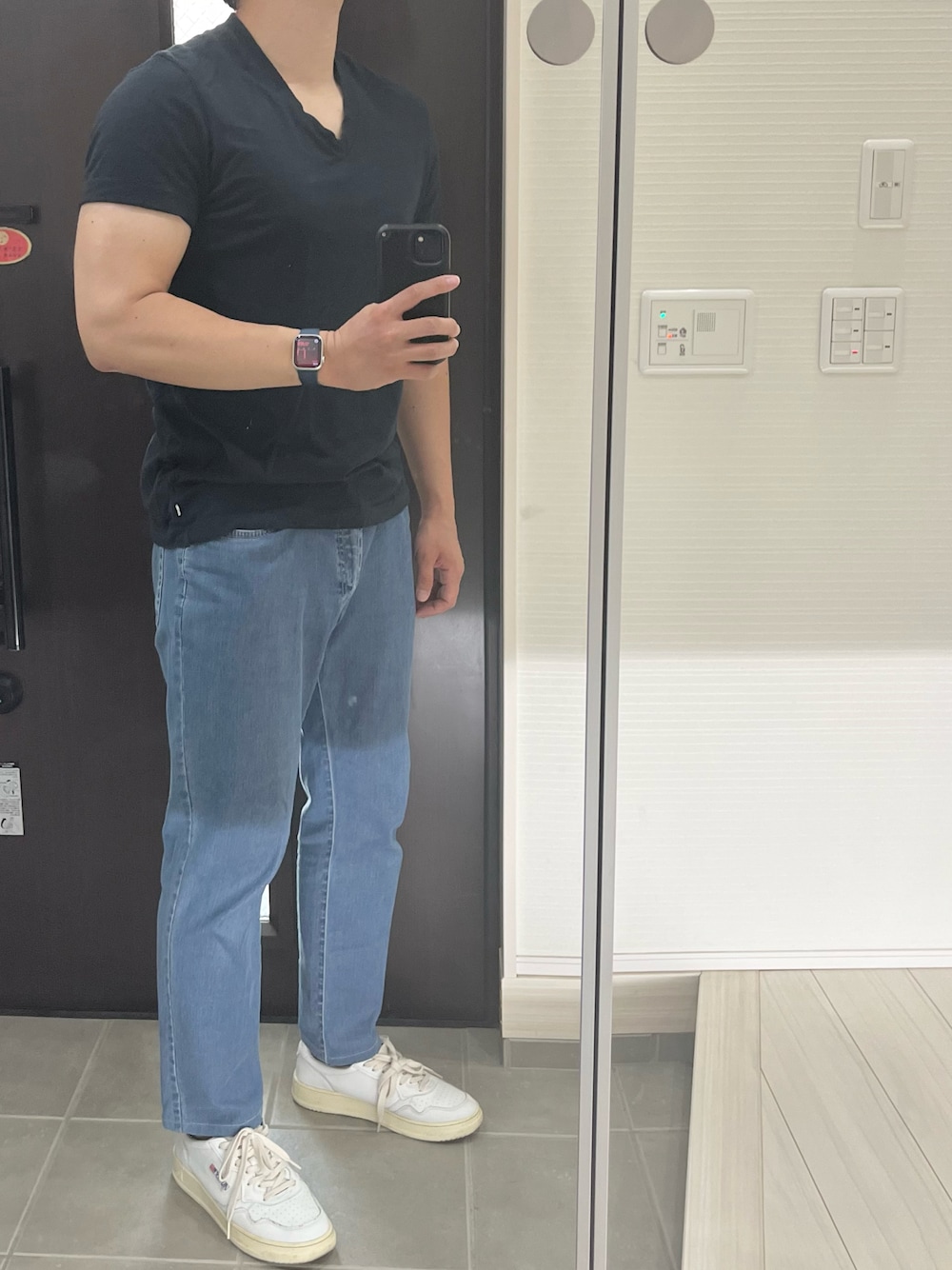 「Vネック、Tシャツ、黒Tシャツ、デニム、デニムパンツ、白スニーカー、アメカジ、夏コーデ、夏、春夏コーデ、オトナカジュアル、大人カジュアル、シンプル、シンプルコーデ、初夏コーデ」｜「JAMES PERSEのリュクス ジャージーVネックTシャツ MELJ3248（Tシャツ/カットソー、ブラック系）」を使った、Chrisさん（メンズ・181cm）の夏コーディネートの1枚目の写真