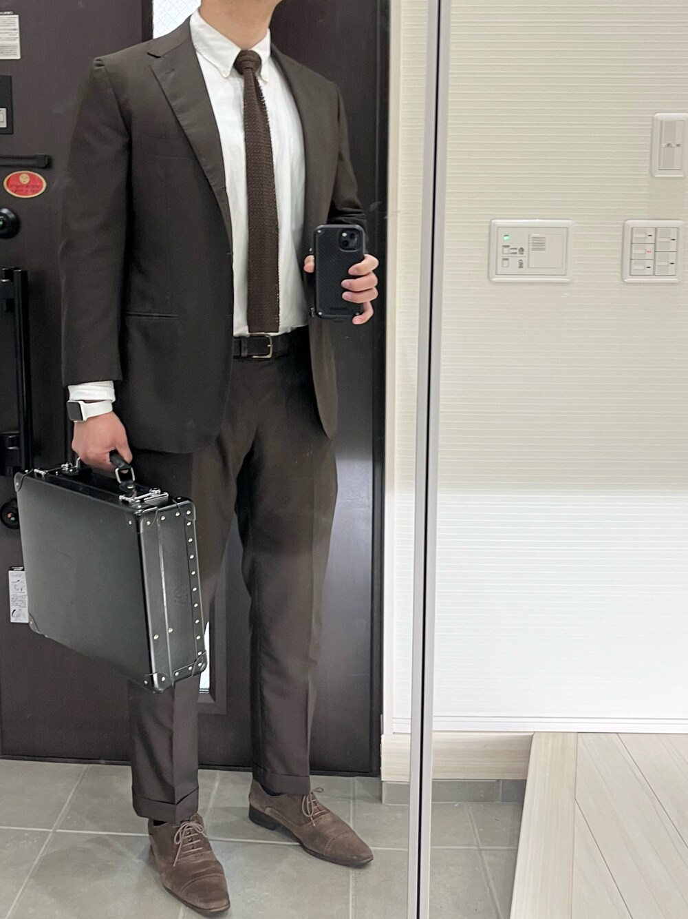 「スーツスタイル、スーツ、セットアップ、ネクタイ、シャツ、革靴、ブラウン、ワントーンコーデ、春、大人コーデ、仕事着、オフィススタイル、キレイめ、春コーデ、古着MIX」｜「オーダーメイド@ナポリのアイテム（スーツセット、ブラウン系）」を使った、Chrisさん（メンズ・181cm）の春コーディネートの1枚目の写真