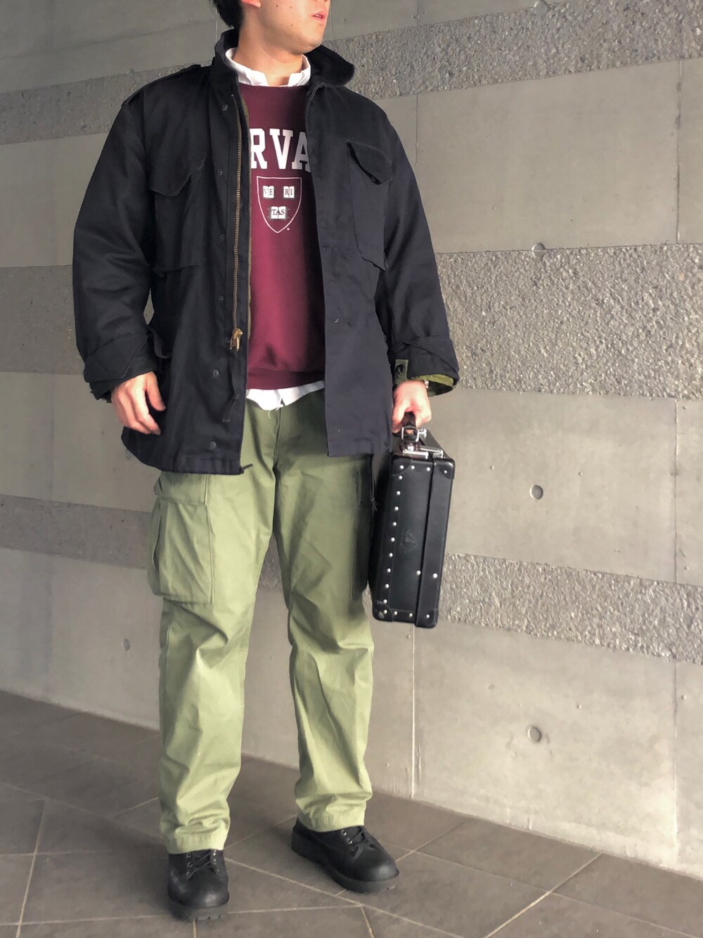 「M65、ミリタリー、ミリタリージャケット、スウェット、ロゴスウェット、シャツ、レイヤードスタイル、カーゴパンツ、ブーツ、古着、秋冬コーデ、冬コーデ、きれいめカジュアル、キレイめ、オトナカジュアル」｜「Alpha Industriesのアイテム（カーゴパンツ、グリーン系）」を使った、Chrisさん（メンズ・181cm）の冬コーディネートの1枚目の写真