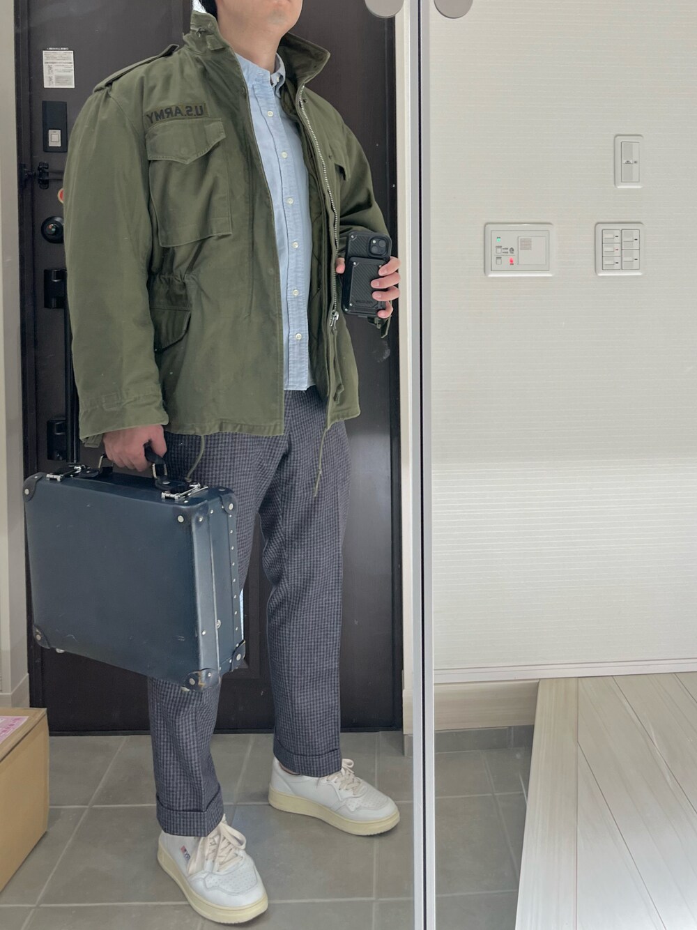 「M65、ミリタリー、ミリタリージャケット、シャツ、スラックス、白スニーカー、アメカジ、古着、きれいめカジュアル、冬コーデ、春コーデ、スニーカー、スニーカーコーデ、オトナカジュアル、大人カジュアル」｜「PT01のアイテム（スラックス、ブルー系）」を使った、Chrisさん（メンズ・181cm）の春コーディネートの1枚目の写真