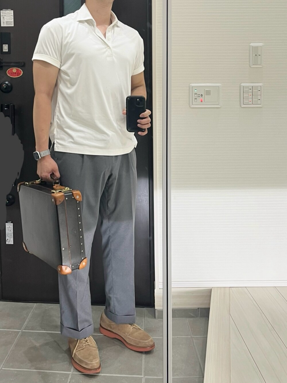 「ポロシャツ、シャツスタイル、シャツ、白シャツ、スラックス、革靴、スエード、夏コーデ、夏、オフィスカジュアル、オフィススタイル、キレイめ、夏服、オトナカジュアル、グレー」｜「オーダーメイドスラックスのアイテム（スーツパンツ、グレー系）」を使った、Chrisさん（メンズ・181cm）の夏コーディネートの1枚目の写真
