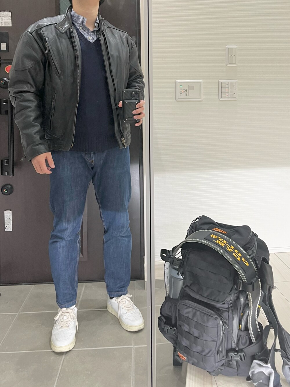 「レザー、レザージャケット、ベスト、シャツ、ニット、デニム、デニムパンツ、白スニーカー、リュック、大人コーデ、アメカジ、オトナカジュアル、冬コーデ、古着、きれいめカジュアル」｜「Hot Leathers USAのアイテム（ライダースジャケット、ブラック系）」を使った、Chrisさん（メンズ・181cm）の冬コーディネートの1枚目の写真