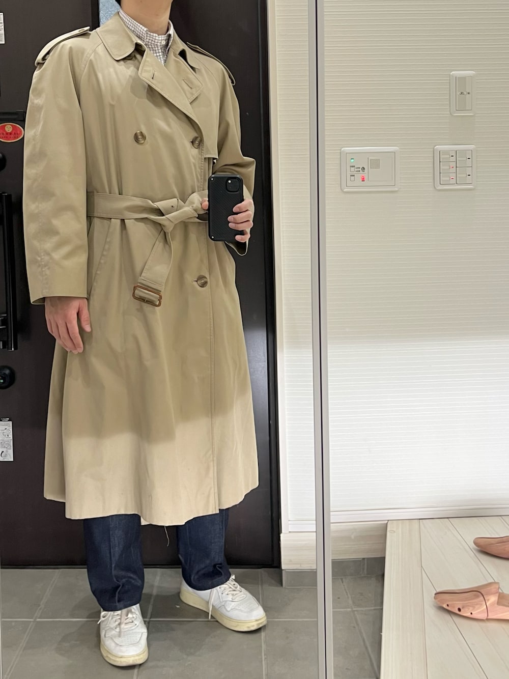 「コート、コートスタイル、コートコーデ、スプリングコート、トレンチコート、トレンチ、ベージュ、デニム、デニムパンツ、スラックス、白スニーカー、春コーデ、春、トラッド、クラシカル」｜「Aquascutumのアイテム（トレンチコート、ベージュ系）」を使った、Chrisさん（メンズ・181cm）の冬コーディネートの1枚目の写真
