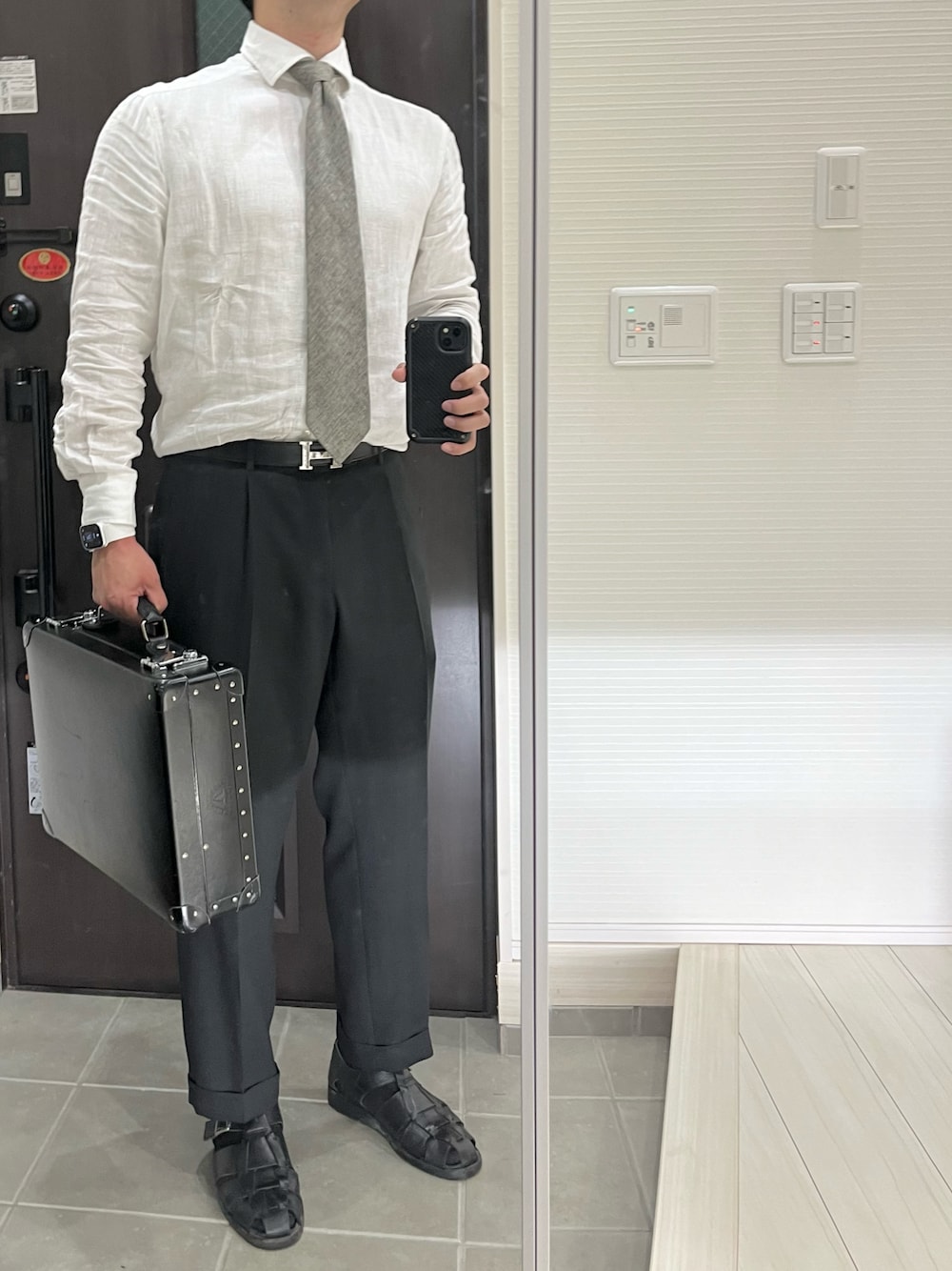「リネン、リネンシャツ、白シャツ、ネクタイ、スラックス、リネンパンツ、レザーサンダル、革靴、モノトーン、モノクロ、白黒、オフィススタイル、夏コーデ、夏、シンプルコーデ」｜「オーダーメイドリネンシャツ(Herdmans)のアイテム（シャツ/ブラウス、ホワイト系）」を使った、Chrisさん（メンズ・181cm）の秋コーディネートの1枚目の写真