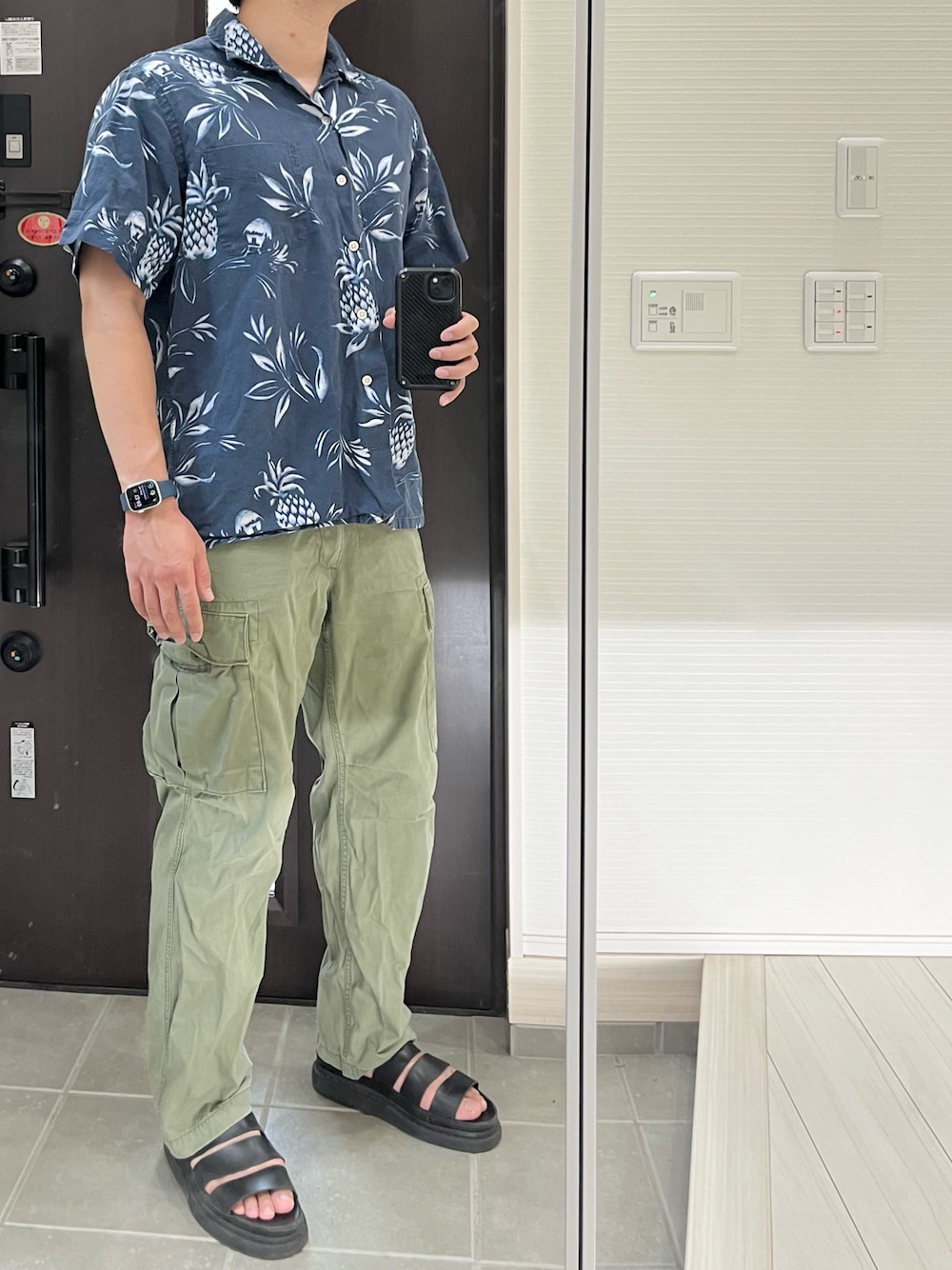 「オープンカラーシャツ、シャツスタイル、シャツ、アロハシャツ、カーゴパンツ、ミリタリー、レザーサンダル、サンダル、アメカジ、きれいめカジュアル、オトナカジュアル、夏コーデ、夏、キレイめ、柄シャツ」｜「Alpha Industriesのアイテム（カーゴパンツ、グリーン系）」を使った、Chrisさん（メンズ・181cm）の夏コーディネートの1枚目の写真