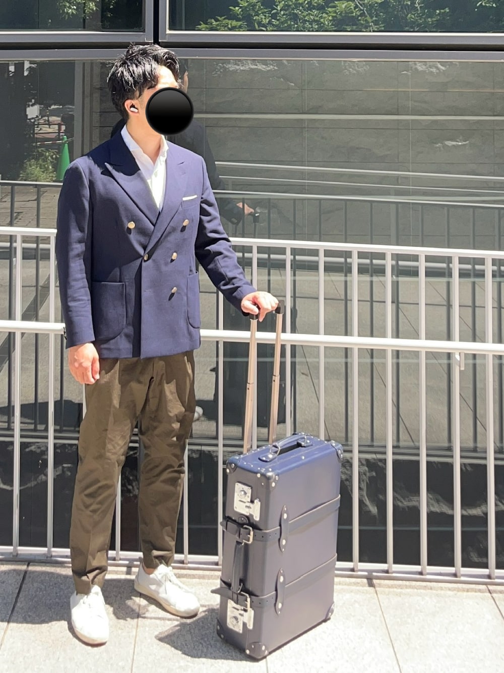 「テーラードジャケット、ジャケット、ブレザー、シャツ、白シャツ、スラックス、白スニーカー、スーツケース、ネイビー、夏コーデ、春夏コーデ、きれいめカジュアル、オトナカジュアル、初夏コーデ、キレイめ」｜「オーダーメイドジャケットのアイテム（テーラードジャケット、ブルー系）」を使った、Chrisさん（メンズ・181cm）の夏コーディネートの1枚目の写真