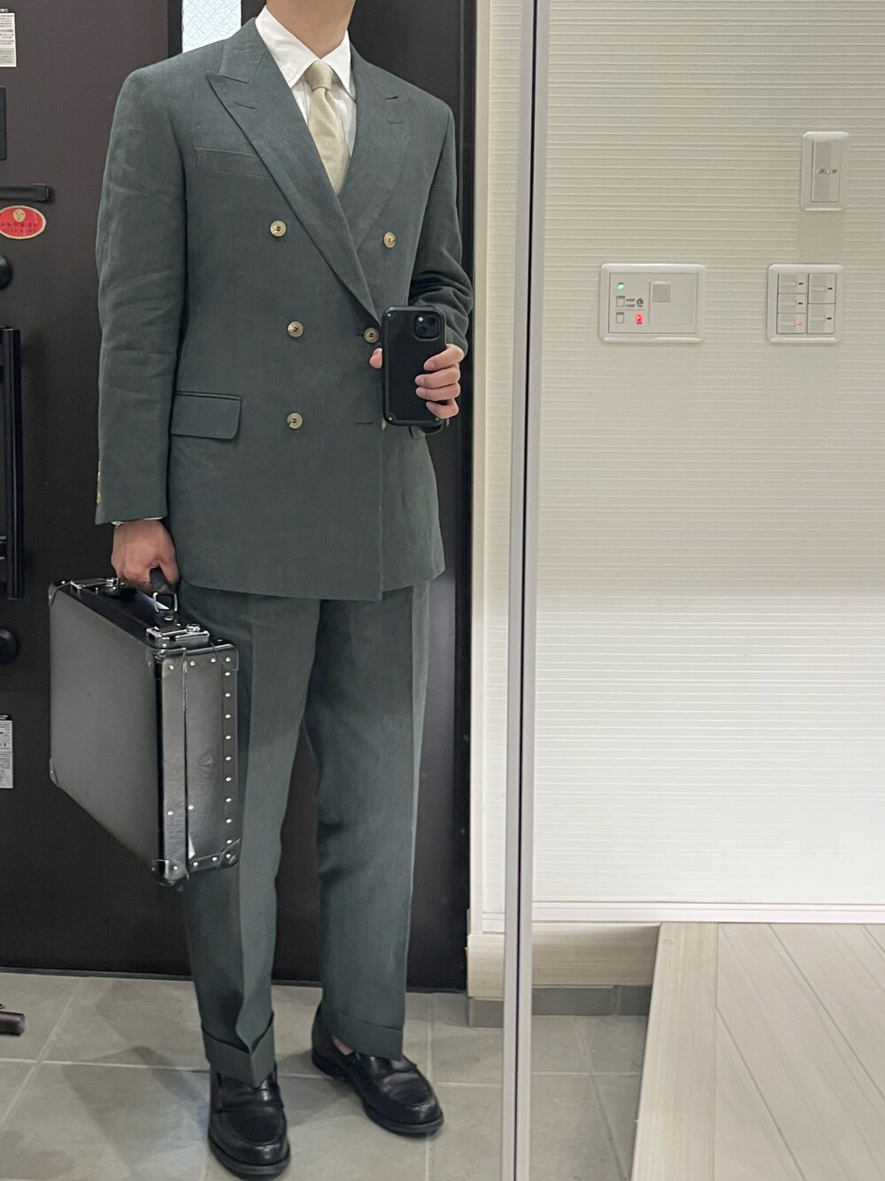 「リネン、リネンスーツ、リネンパンツ、リネンジャケット、グリーン、オフィスカジュアル、春コーデ、春、アースカラー、キレイめ、トラッド、クラシカル、春ファッション、オトナカジュアル、春色」｜「CROCKETT&JONESのCrockett&Jones / コインローファー / BOSTON 2 / Last 376 / C&J26224A-C01C1AB（ローファー、ブラック系）」を使った、Chrisさん（メンズ・181cm）の春コーディネートの1枚目の写真