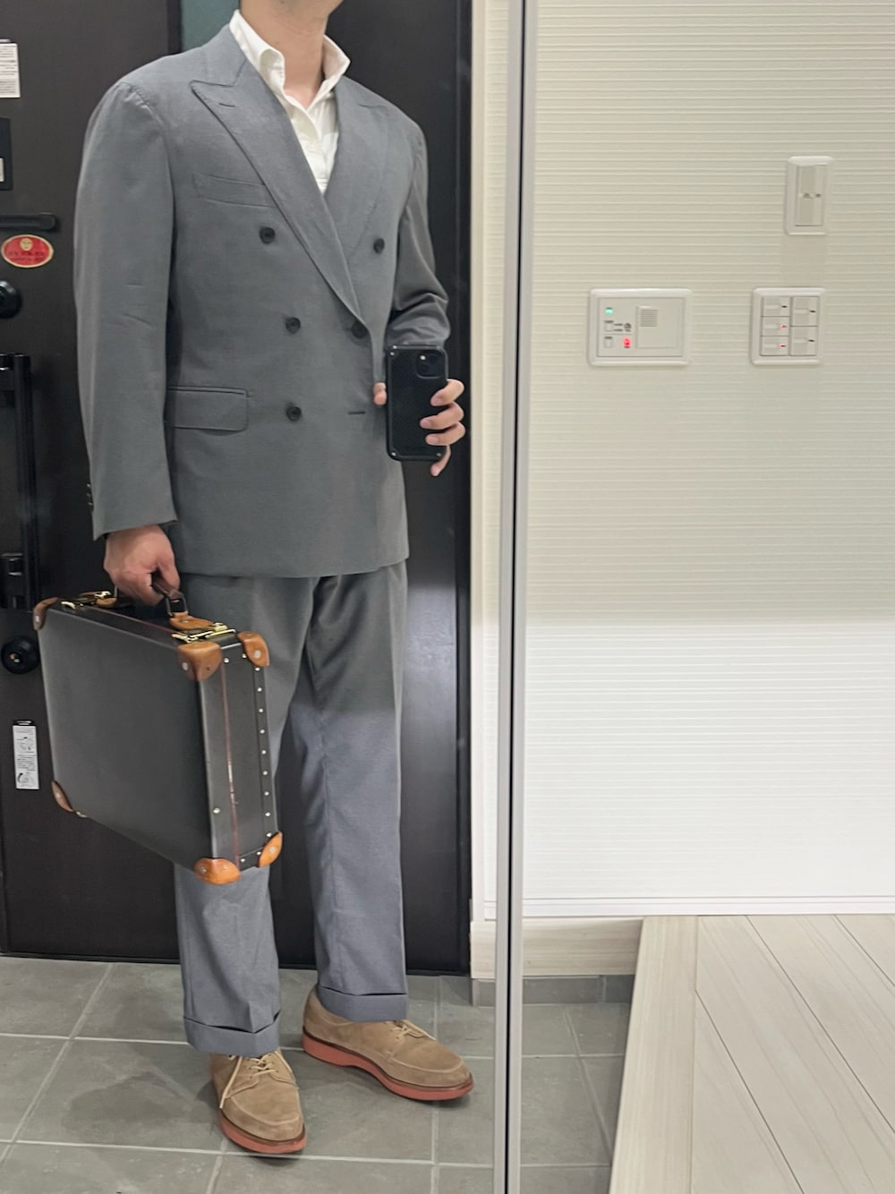 「スーツスタイル、スーツ、グレー、革靴、夏コーデ、夏、大人コーデ、オフィススタイル、シャツスタイル、シャツ、ポロシャツ、テーラードジャケット、ダブルジャケット、スラックス、キレイめ」｜「オーダーメイドスーツのアイテム（スーツジャケット、グレー系）」を使った、Chrisさん（メンズ・181cm）の夏コーディネートの1枚目の写真