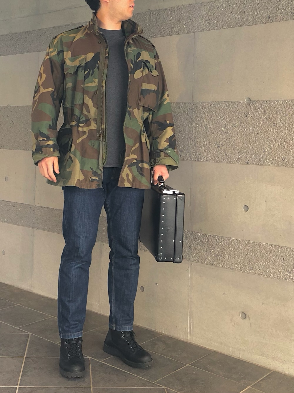 「迷彩、カモフラ、M65、ミリタリー、ミリタリージャケット、Tシャツ、デニム、デニムパンツ、ブーツ、オトナカジュアル、大人カジュアル、大人コーデ、古着、ラフ、アメカジ」｜「ENTRE AMISのentre amis / アントレアミ ミディアムウォッシュストレッチデニム（デニムパンツ、ブルー系）」を使った、Chrisさん（メンズ・181cm）の春コーディネートの1枚目の写真