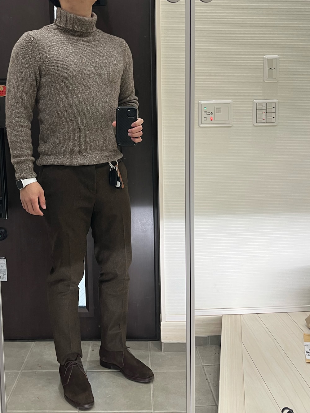 「ブラウン、ブラウンコーデ、ブラウン色に染まれ、ブラウンパンツ、ニット、タートルネック、タートルネックニット、秋冬コーデ、冬コーデ、きれいめカジュアル、オトナカジュアル、キレイめ、大人カジュアル、シンプルコーデ、カジュアルコーデ」｜「PT01の◎PT01 / GENTS FIT ウールギャバジン 2プリーツスラックス（スラックス、ブラウン系）」を使った、Chrisさん（メンズ・181cm）の冬コーディネートの1枚目の写真
