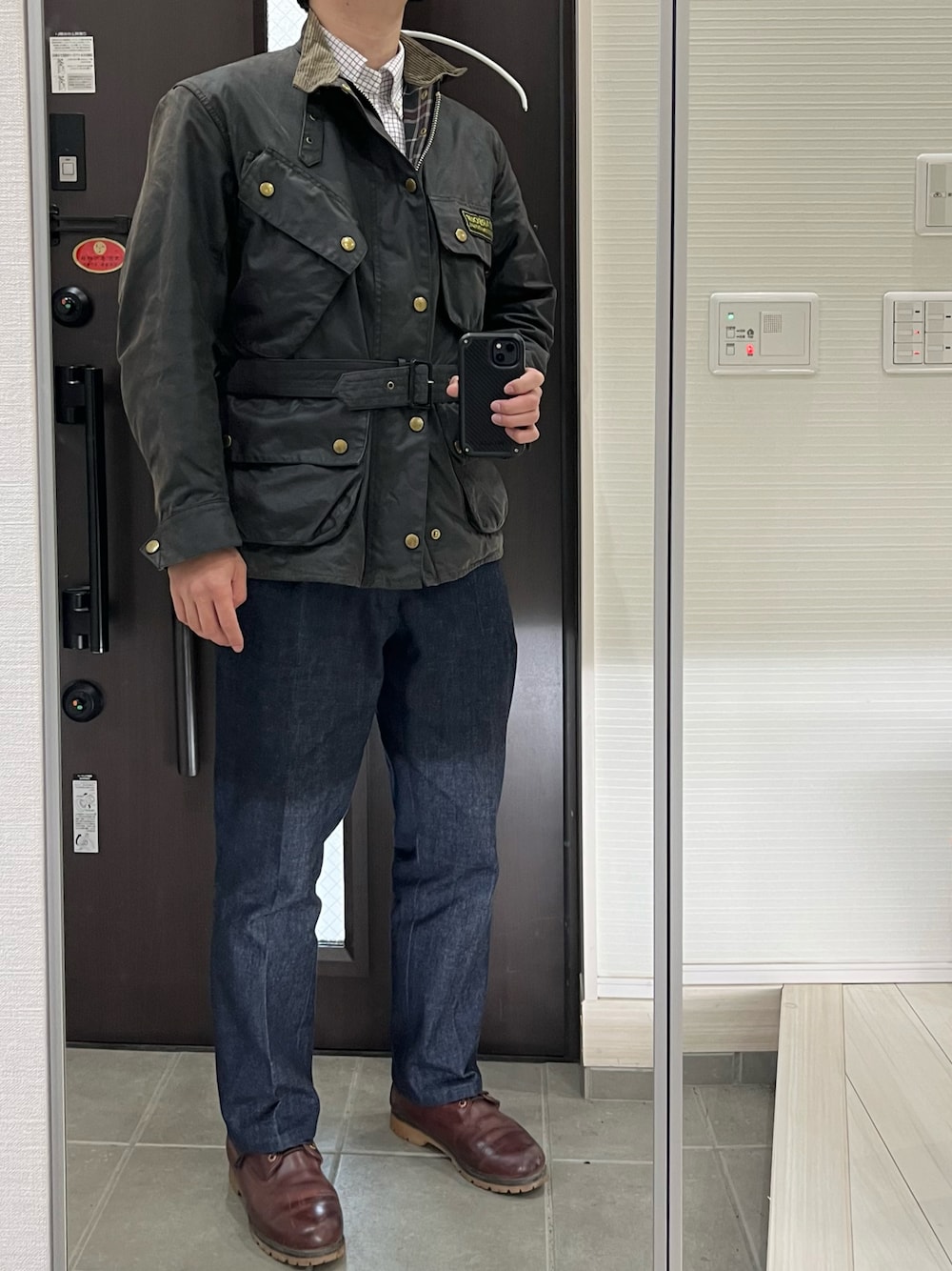 「デニム、デニムパンツ、スラックス、ブーツ、バブアー、barbour、タッターソール、タッターソールシャツ、トラッド、クラシカル、オトナカジュアル、きれいめカジュアル、キレイめ、大人カジュアル、休日スタイル」｜「Barbourのアイテム（ミリタリージャケット、ブラウン系）」を使った、Chrisさん（メンズ・181cm）の春コーディネートの1枚目の写真