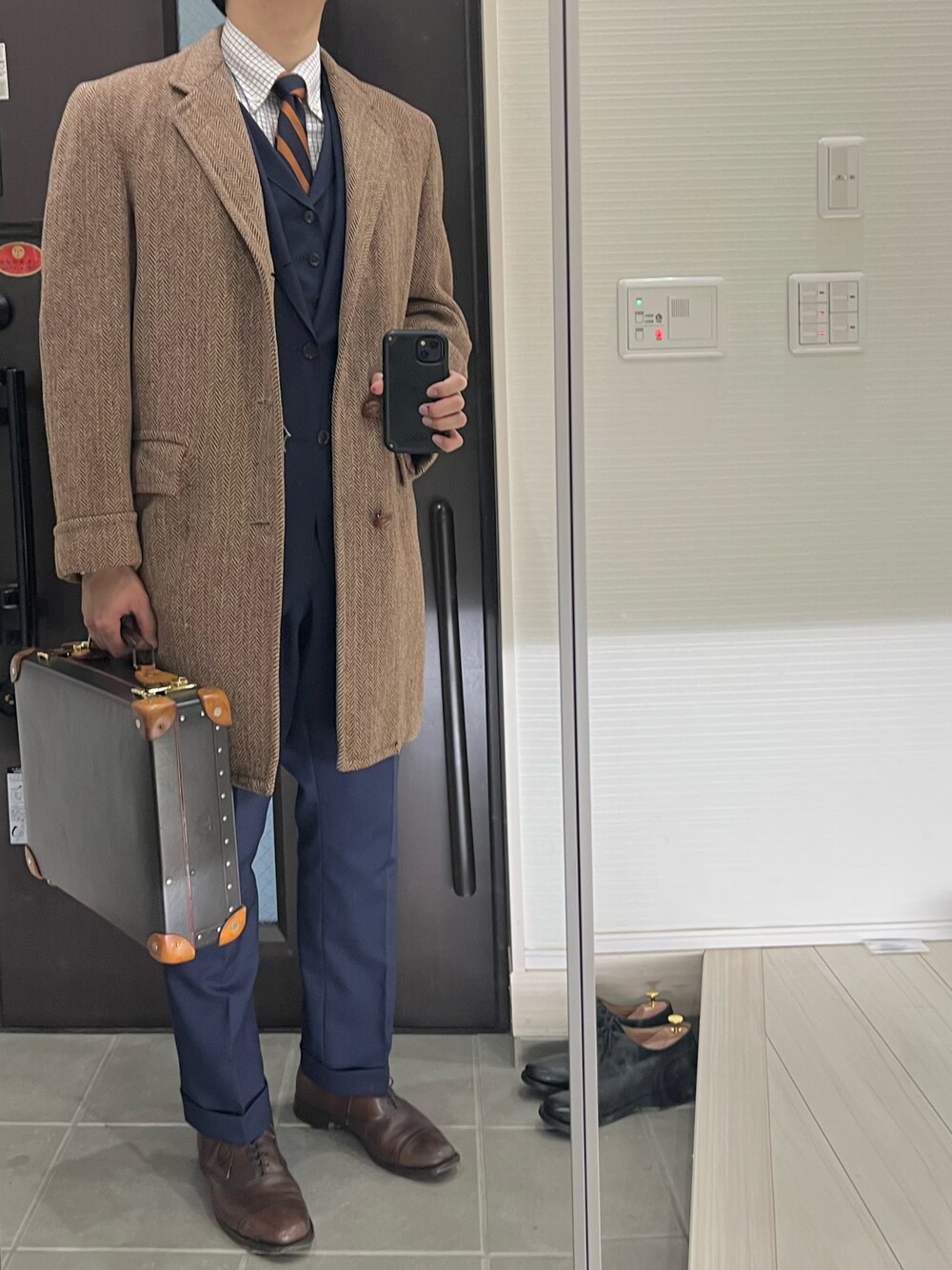 「チェスターコート、チェスター、コート、コートスタイル、ツイード、アズーロ・エ・マローネ、スリーピース、スーツスタイル、スーツ、ネイビー、革靴、ブラウン、オフィススタイル、トラッド、クラシカル」｜「HARRIS TWEEDのアイテム（チェスターコート、ベージュ系）」を使った、Chrisさん（メンズ・181cm）の冬コーディネートの1枚目の写真