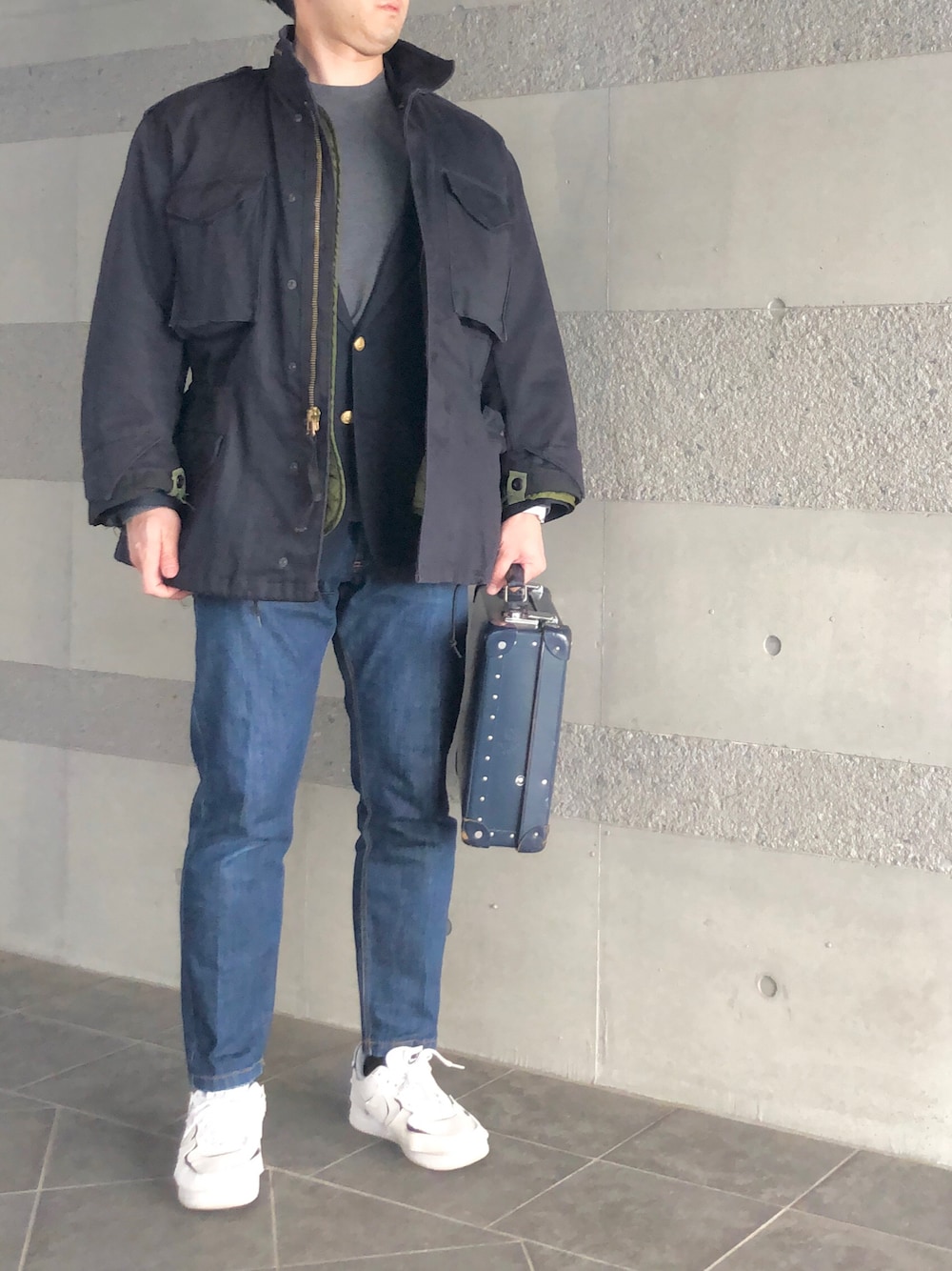「M65、ミリタリー、ミリタリージャケット、テーラードジャケット、ブレザー、Tシャツ、デニム、デニムパンツ、白スニーカー、スニーカー、きれいめカジュアル、キレイめ、大人コーデ、オトナカジュアル、春」｜「ENTRE AMISのentre amis / アントレアミ ミディアムウォッシュストレッチデニム（デニムパンツ、ブルー系）」を使った、Chrisさん（メンズ・181cm）の春コーディネートの1枚目の写真