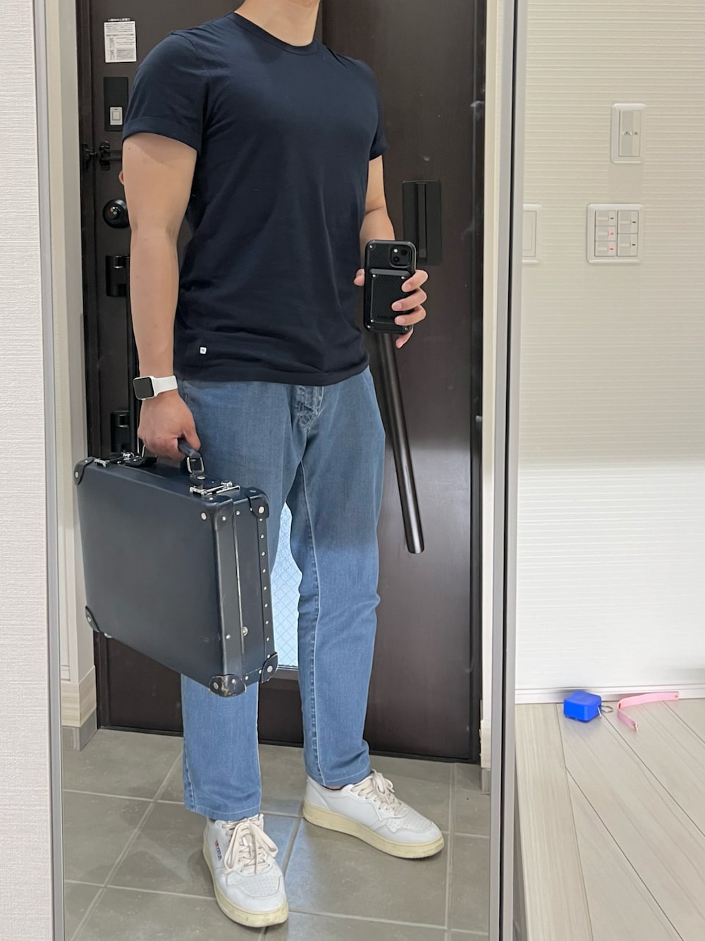 「Tシャツ、黒Tシャツ、無地T、デニム、デニムパンツ、白スニーカー、アメカジ、アメカジコーデ、シンプルコーデ、春夏コーデ、夏、夏コーデ、オトナカジュアル、大人カジュアル、シンプル」｜「JAMES PERSEのリュクス ジャージークルーネックTシャツ MELJ3199（Tシャツ/カットソー、ブルー系）」を使った、Chrisさん（メンズ・181cm）の春コーディネートの1枚目の写真