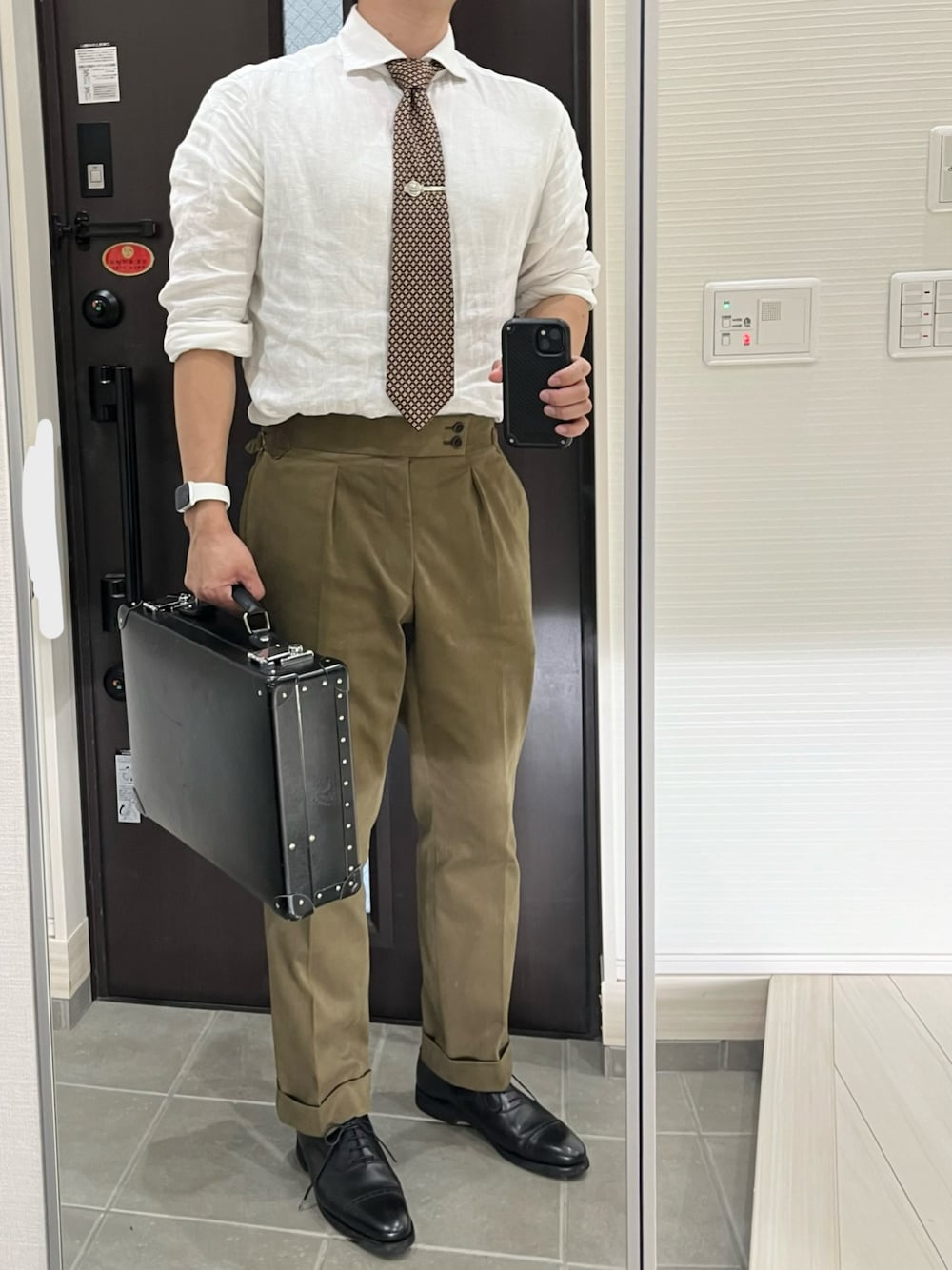 「シャツスタイル、シャツ、ネクタイ、リネン、スラックス、コーデュロイ、コーデュロイパンツ、革靴、クラシック、カーキ、ブラウン、アースカラー、秋服、秋冬コーデ、秋のコーデ」｜「オーダーメイドリネンシャツ(Herdmans)のアイテム（シャツ/ブラウス、ホワイト系）」を使った、Chrisさん（メンズ・181cm）の秋コーディネートの1枚目の写真