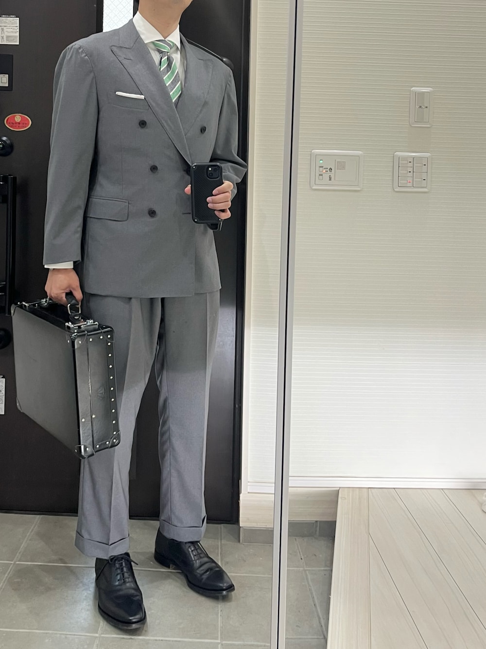 「スーツスタイル、スーツ、グレー、ダブルジャケット、春コーデ、春色、春、クラシック、春夏コーデ、春服、スーツコーデ、ネクタイ、スラックス、差し色コーデ、テーラードジャケット」｜「Church'sの【Church's】DUBAI　EEB017 9XV F0AAB（ドレスシューズ、ブラック系）」を使った、Chrisさん（メンズ・181cm）の春コーディネートの1枚目の写真