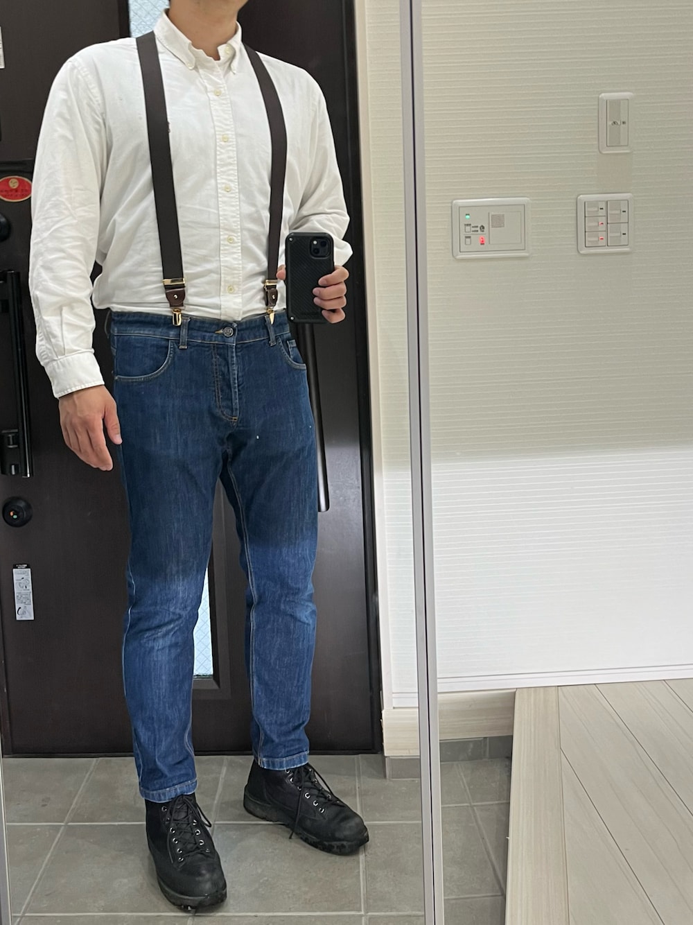 「デニム、デニムパンツ、ジーンズ、ブーツ、ミリタリー、シャツスタイル、シャツ、白シャツ、アズーロ・エ・マローネ、アメカジ、オトナカジュアル、きれいめカジュアル、キレイめ、秋コーデ、秋冬コーデ」｜「albert thurstonのALBERT THURSTON / ヘリンボーン サスペンダー 25mm（サスペンダー、ブラウン系）」を使った、Chrisさん（メンズ・181cm）の秋コーディネートの1枚目の写真