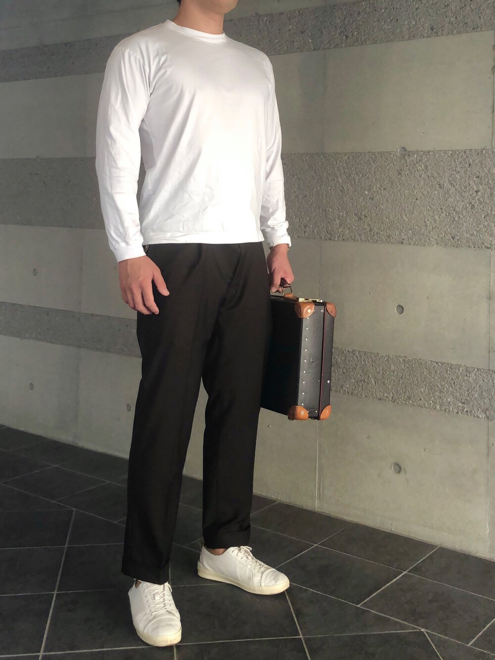 「白Tシャツ、Tシャツ、きれいめカジュアル、キレイめ、スラックス、ブラウン、スニーカー、スニーカーコーデ、白スニーカー、オトナカジュアル、大人カジュアル、大人コーデ、秋コーデ、秋のコーデ、シンプル」｜「オーダーメイド@ナポリのアイテム（スーツセット、ブラウン系）」を使った、Chrisさん（メンズ・181cm）の秋コーディネートの1枚目の写真