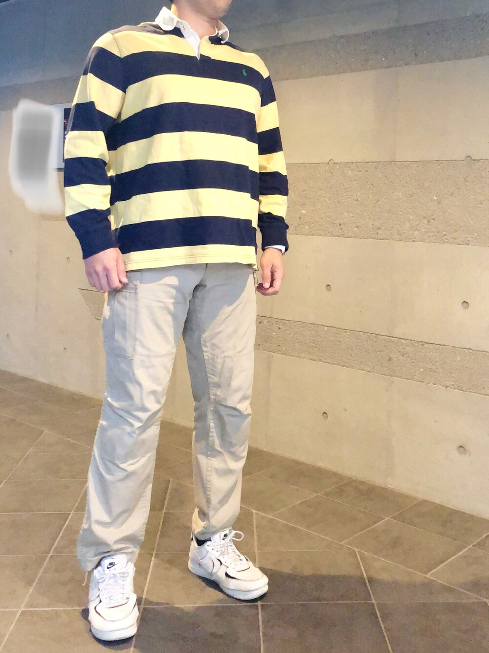 「ラガーシャツ、シャツスタイル、シャツ、ボーダー、アメカジ、カーゴパンツ、ミリタリー、白スニーカー、きれいめカジュアル、キレイめ、オトナカジュアル、大人カジュアル、夏コーデ、春夏コーデ、カジュアル」｜「Alpha Industriesのアイテム（カーゴパンツ、ベージュ系）」を使った、Chrisさん（メンズ・181cm）の春コーディネートの1枚目の写真