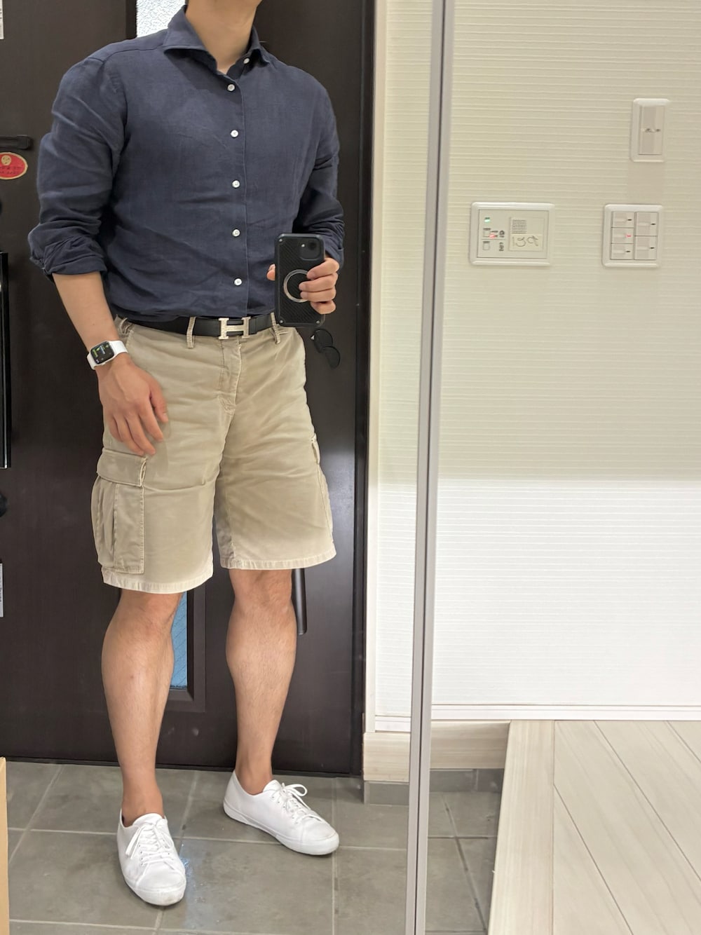 「リネン、リネンシャツ、ネイビー、カーゴパンツ、ハーフパンツ、白スニーカー、きれいめカジュアル、オトナカジュアル、キレイめ、夏コーデ、夏、大人カジュアル、夏服、麻、クラシック」｜「オーダーメイドリネンシャツのアイテム（シャツ/ブラウス、ブルー系）」を使った、Chrisさん（メンズ・180cm）の夏コーディネートの1枚目の写真