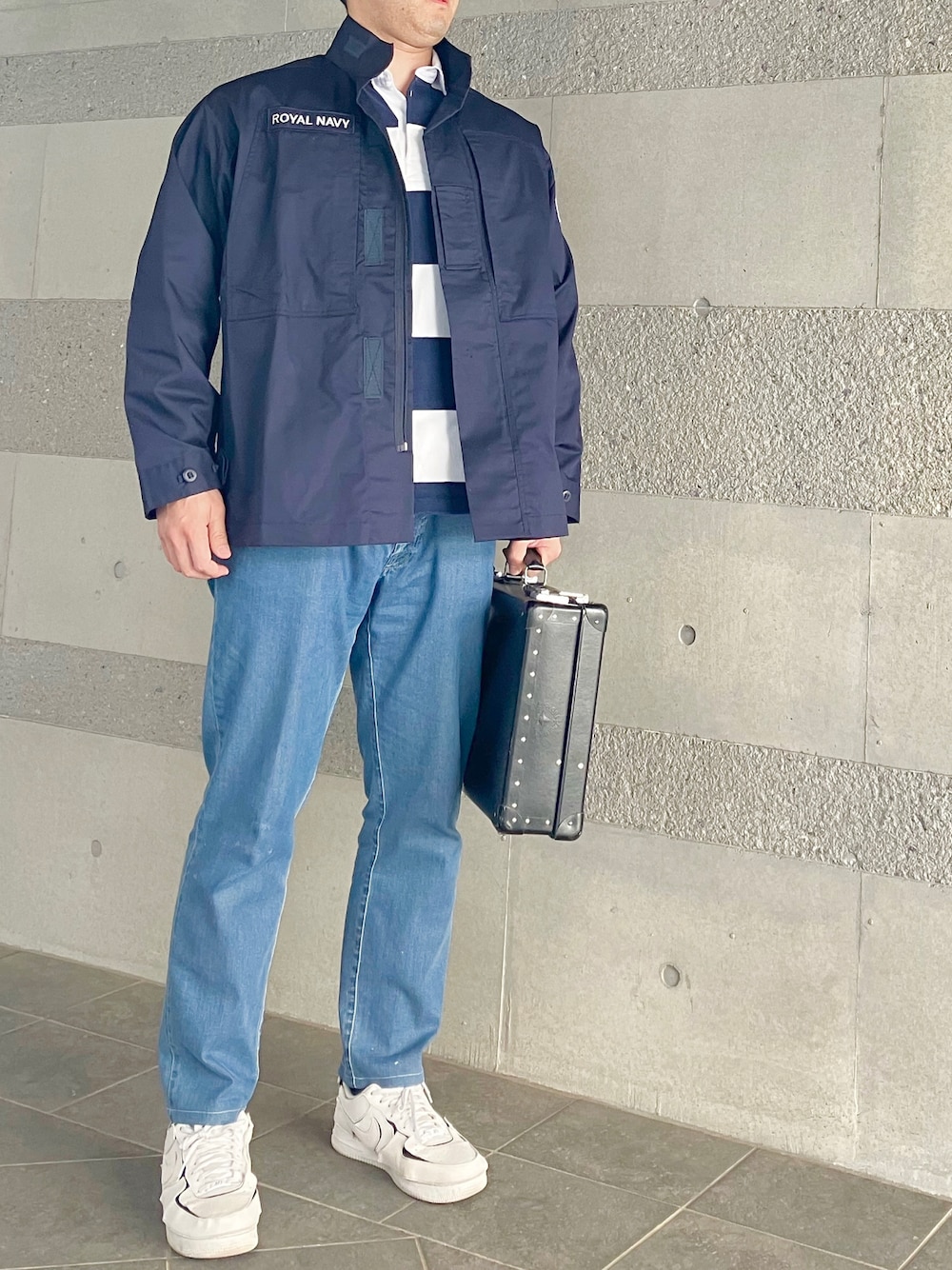 「ミリタリー、ミリタリージャケット、ボーダー、シャツ、ラガーシャツ、デニム、デニムパンツ、白スニーカー、スニーカー、ネイビー、春コーデ、春、春アウター、オトナカジュアル、きれいめカジュアル」｜「BRIONIのアイテム（デニムパンツ、ブルー系）」を使った、Chrisさん（メンズ・181cm）の春コーディネートの1枚目の写真