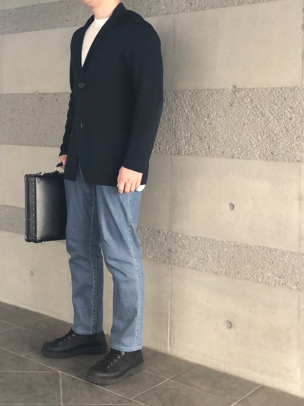 「テーラードジャケット、ニット、ブレザー、白Tシャツ、デニム、デニムパンツ、ブーツ、きれいめカジュアル、キレイめ、オトナカジュアル、大人カジュアル、春コーデ、春、モノトーン、モノトーンコーデ」｜「BRIONIのアイテム（デニムパンツ、ブルー系）」を使った、Chrisさん（メンズ・181cm）の春コーディネートの1枚目の写真