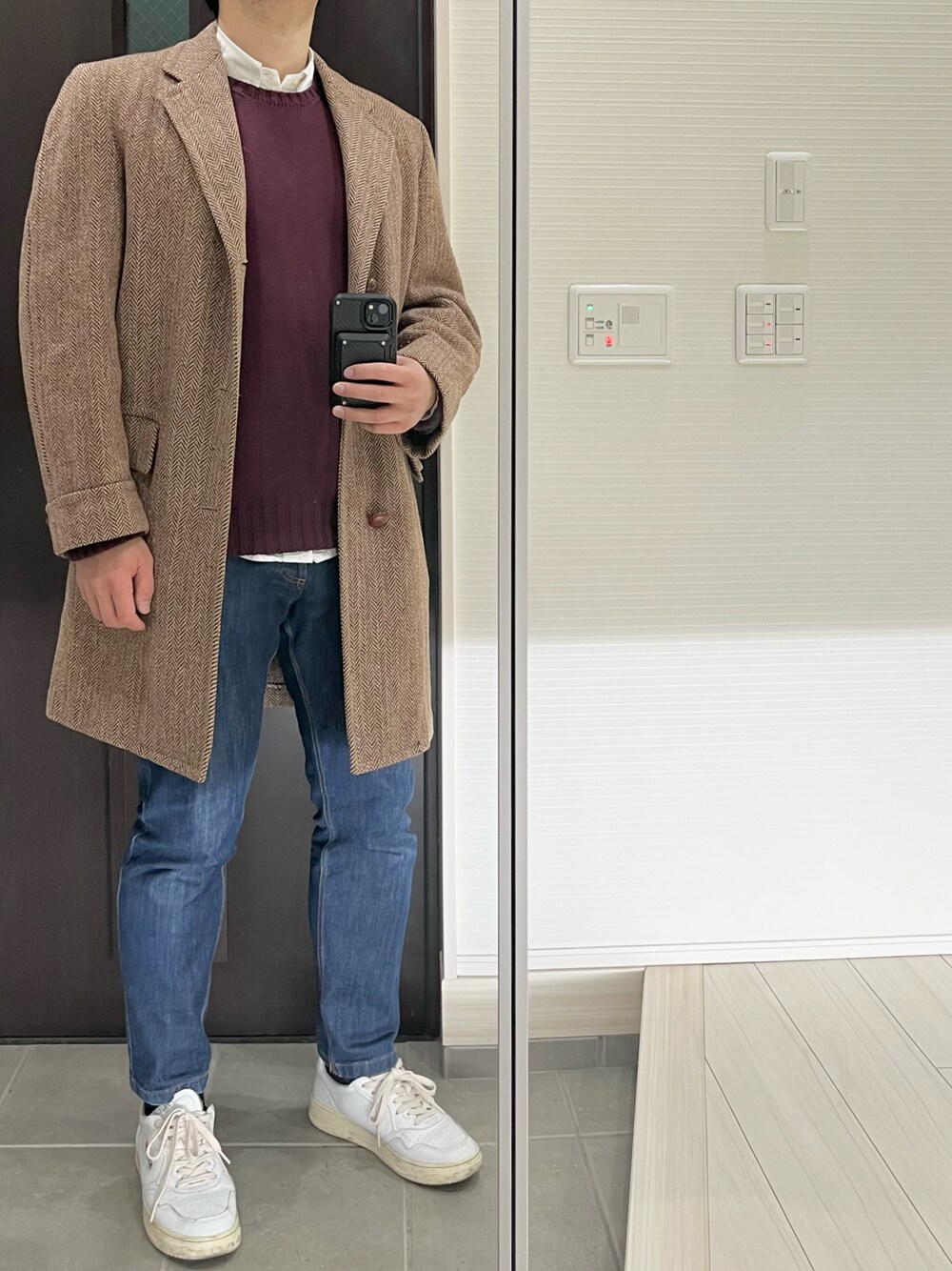 「チェスターコート、ツイード、ニット、シャツ、白スニーカー、デニム、デニムパンツ、大人カジュアル、アメカジ、冬コーデ、きれいめカジュアル、キレイめ、カジュアルコーデ、古着、古着MIX」｜「HARRIS TWEEDのアイテム（チェスターコート、ベージュ系）」を使った、Chrisさん（メンズ・181cm）の冬コーディネートの1枚目の写真